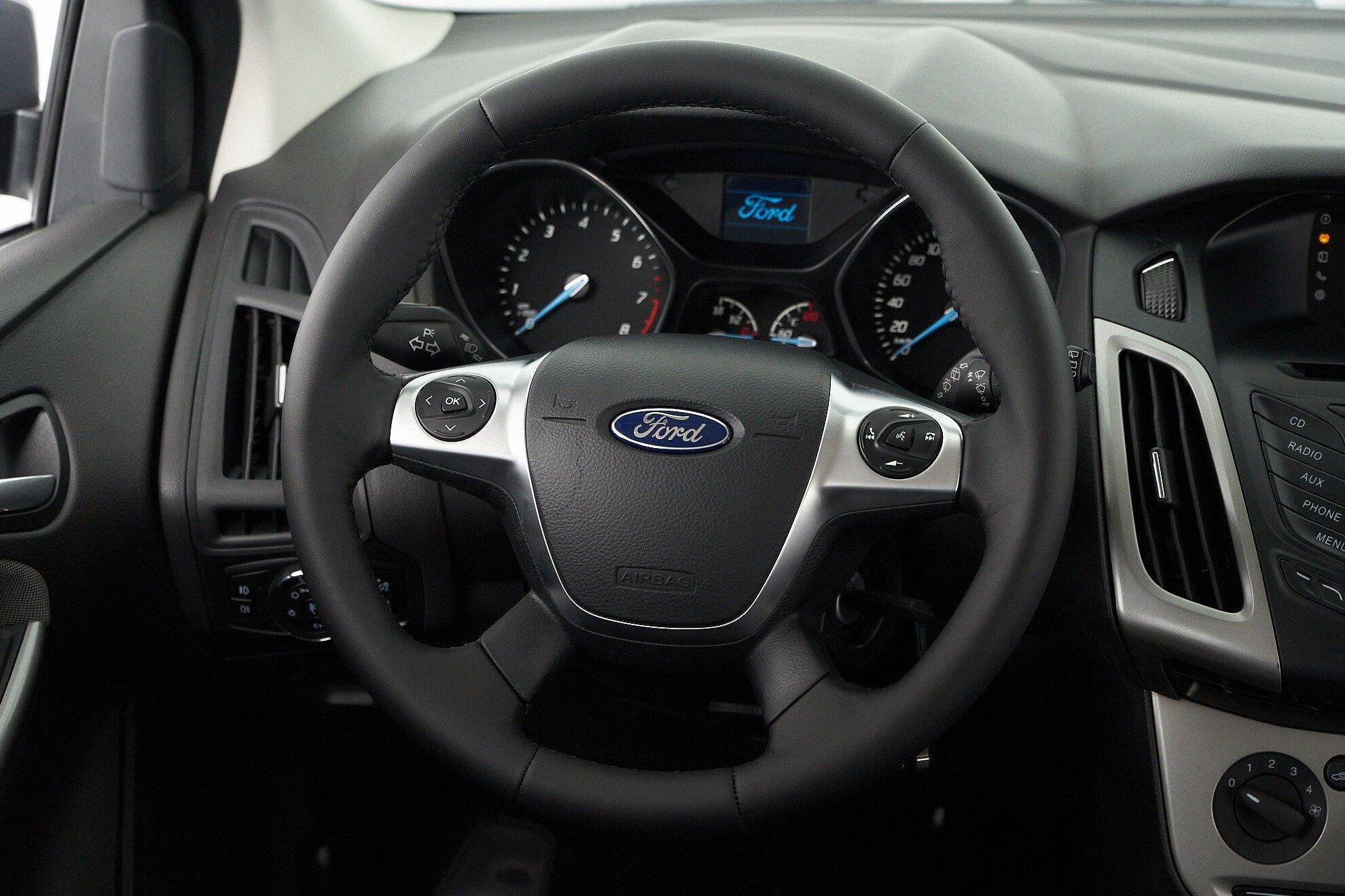 Ford Focus 2015, серый