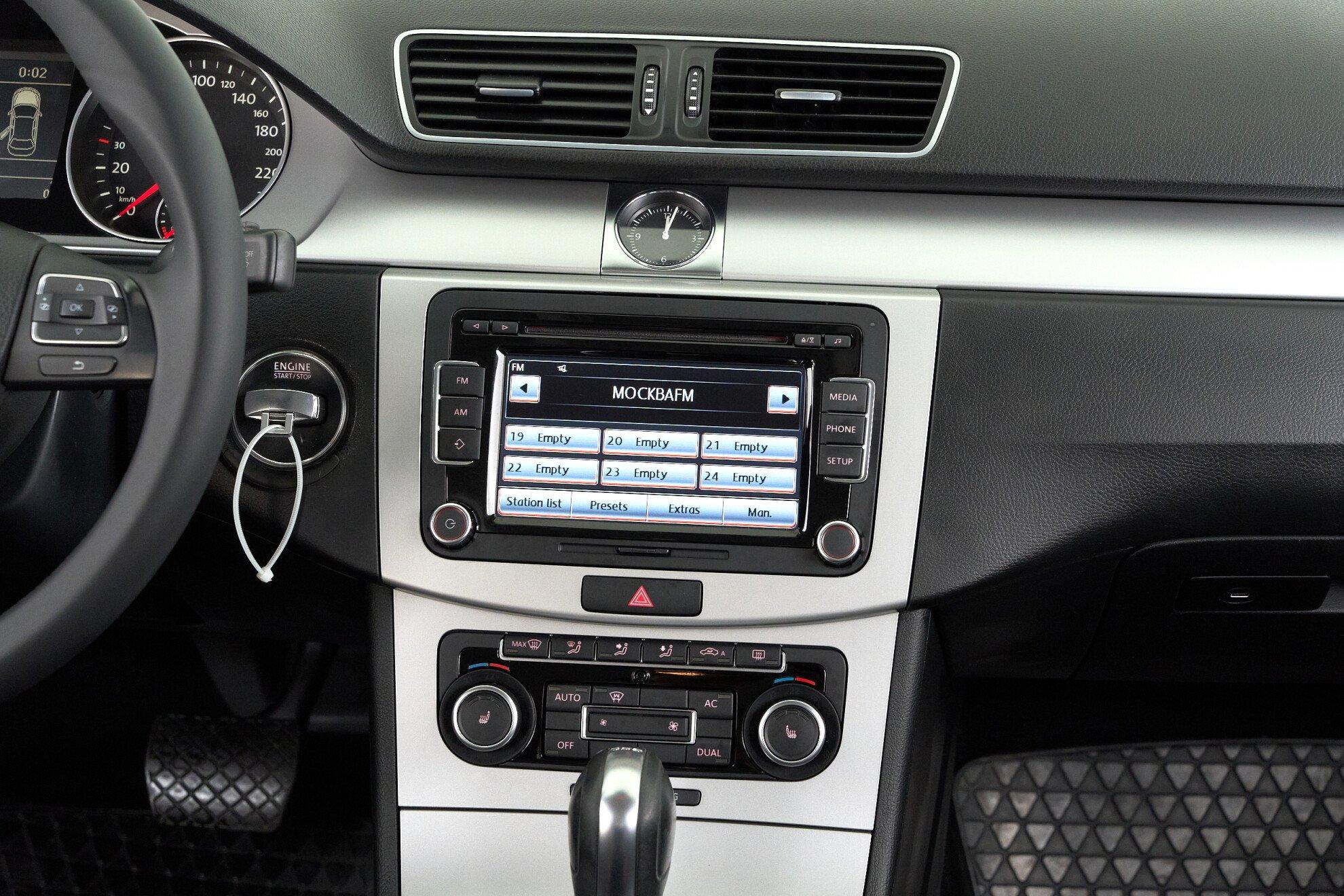 Volkswagen Passat CC 2011, белый