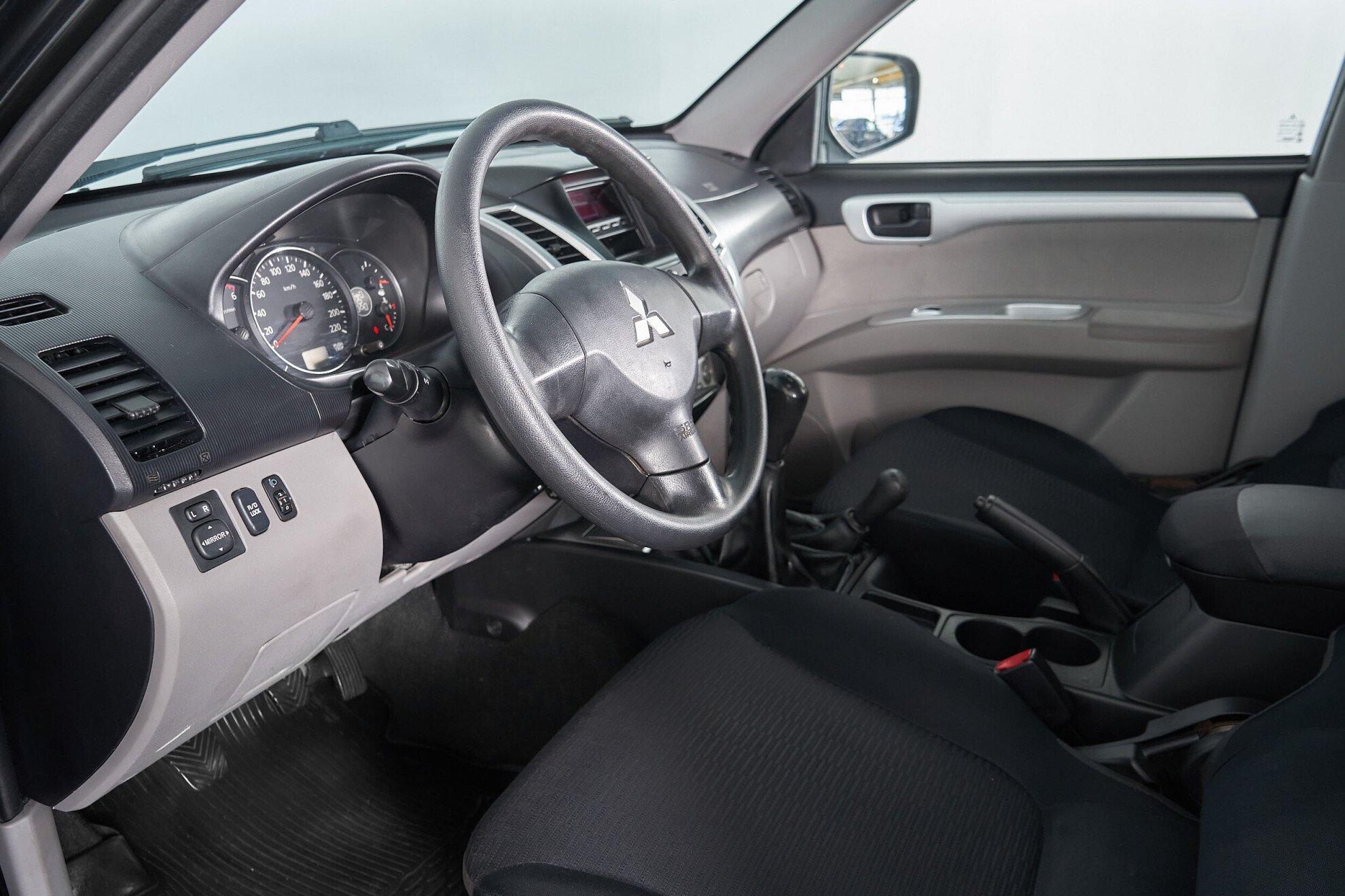 Mitsubishi Pajero Sport 2012, черный