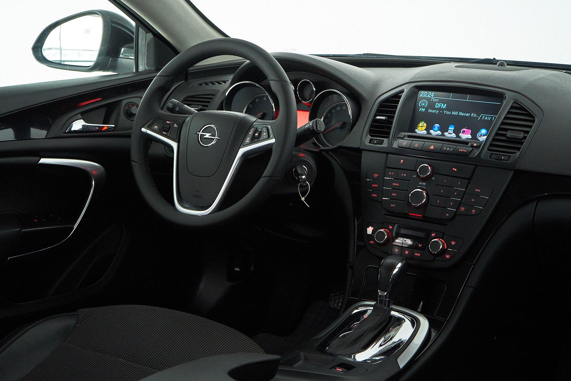 Opel Insignia 2011, черный