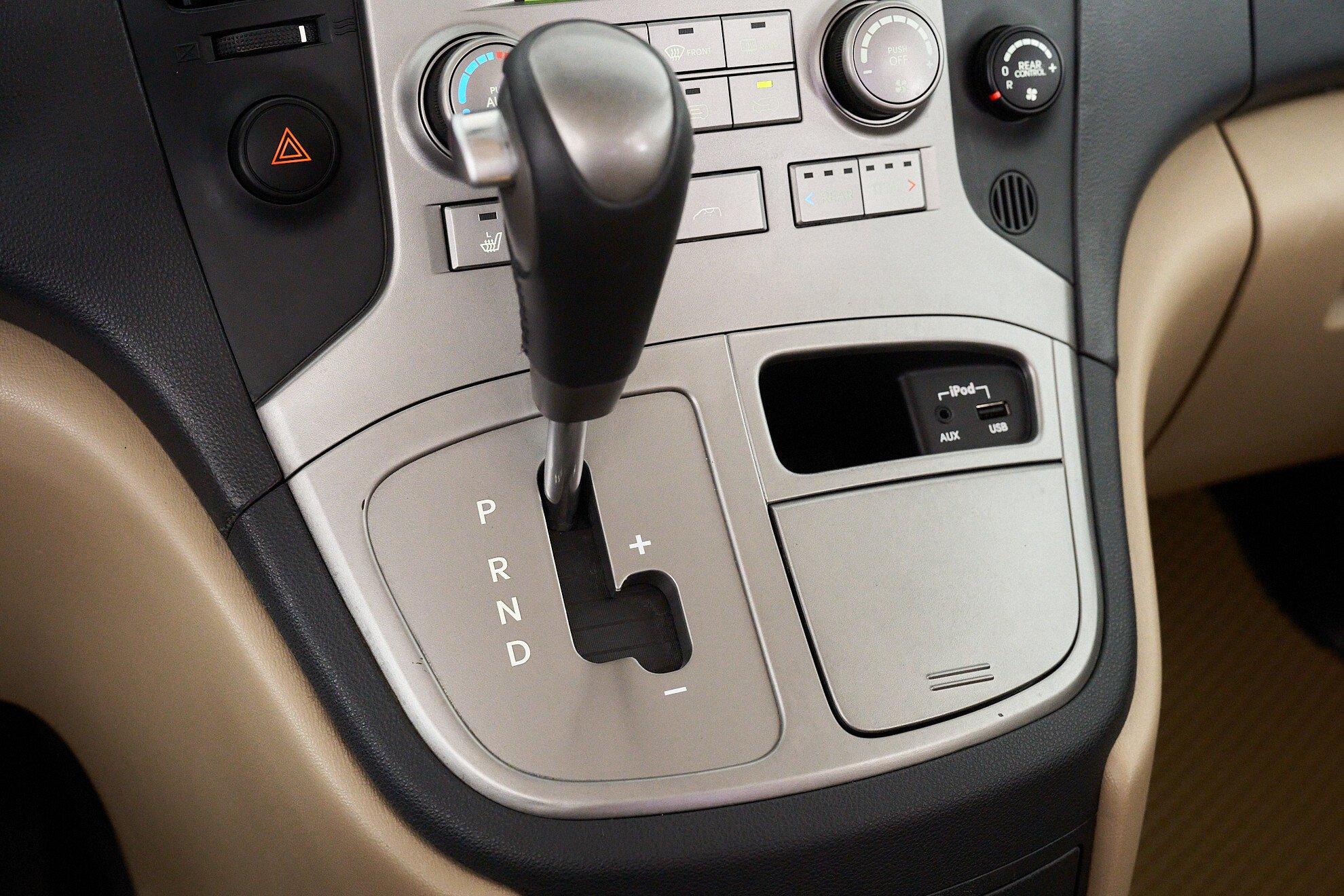 Hyundai Grand Starex 2013, серебряный