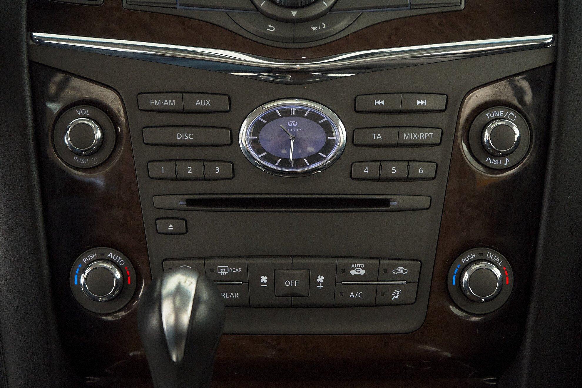 Infiniti QX56 2011, белый