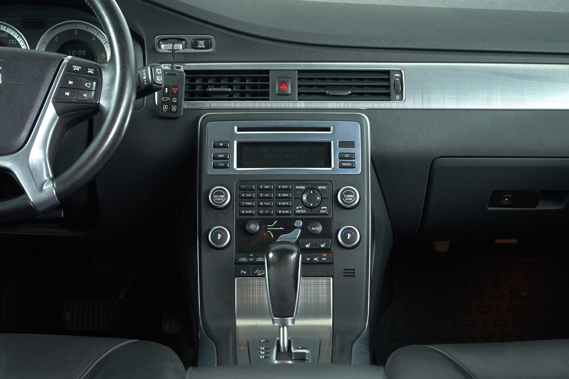 Volvo XC70 2011, черный