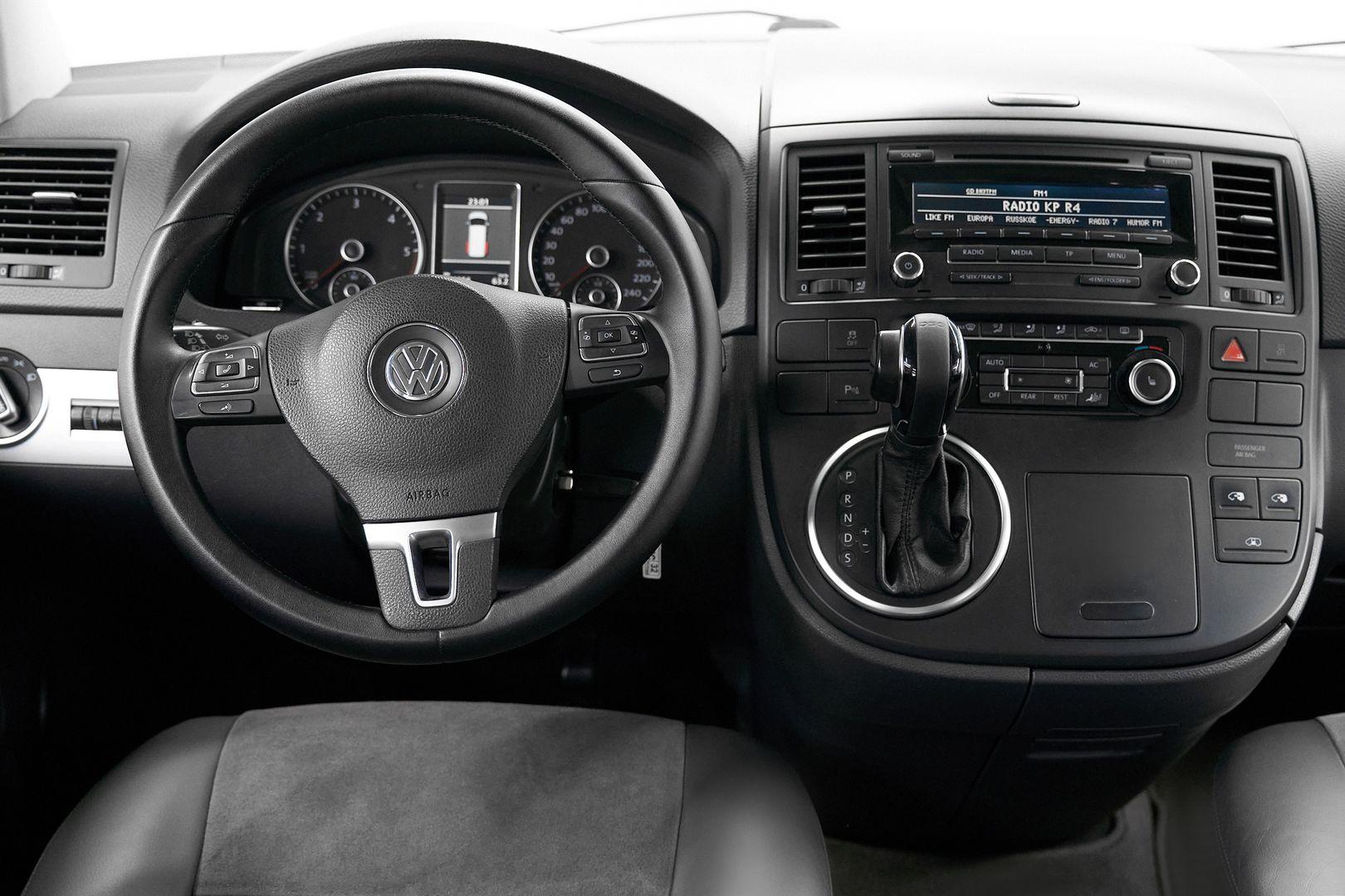 Volkswagen Multivan 2011, белый