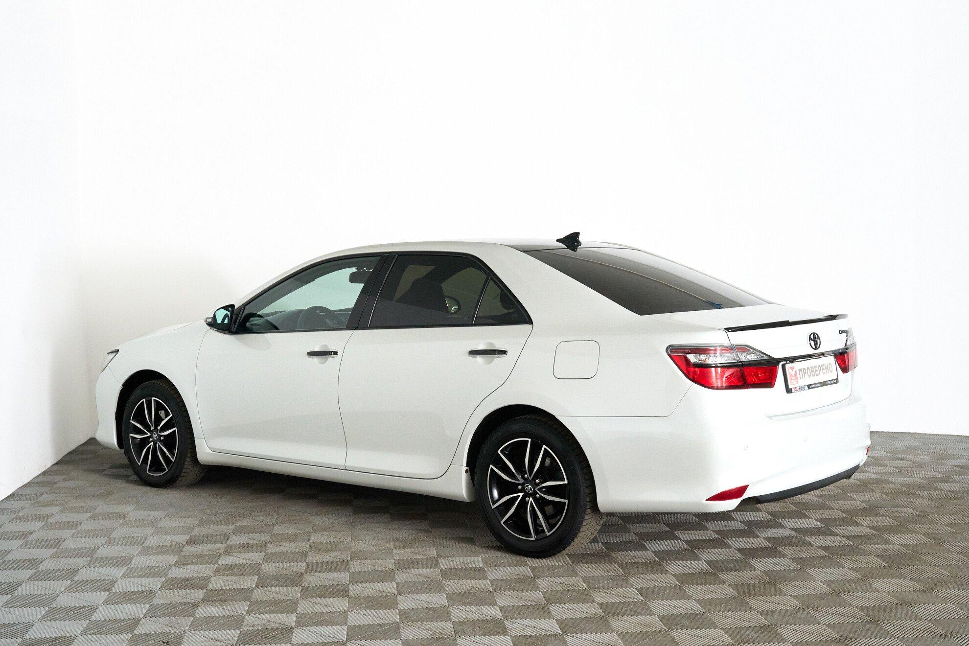 Toyota Camry 2017, белый