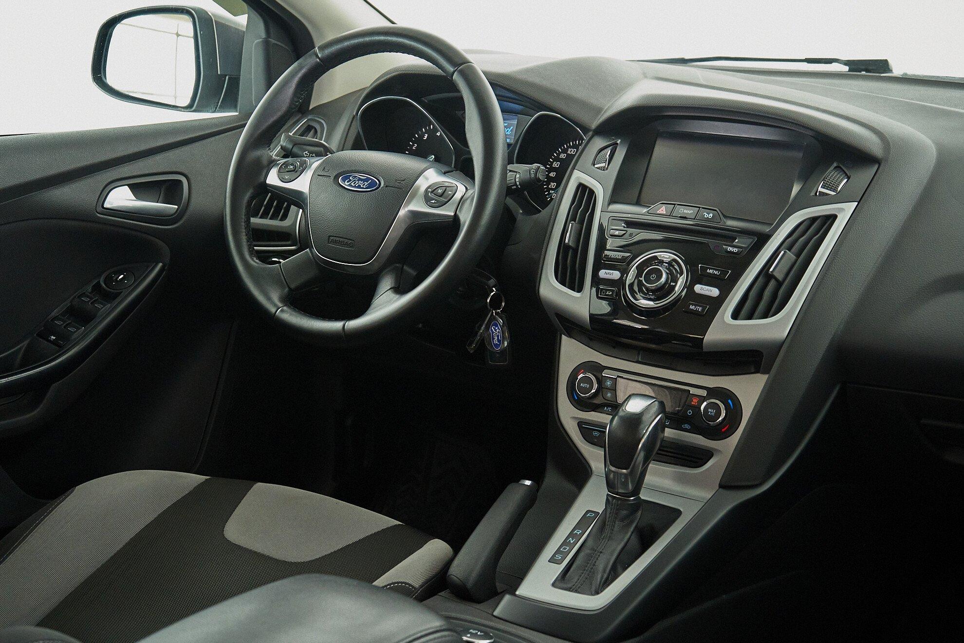 Ford Focus 2014, серый