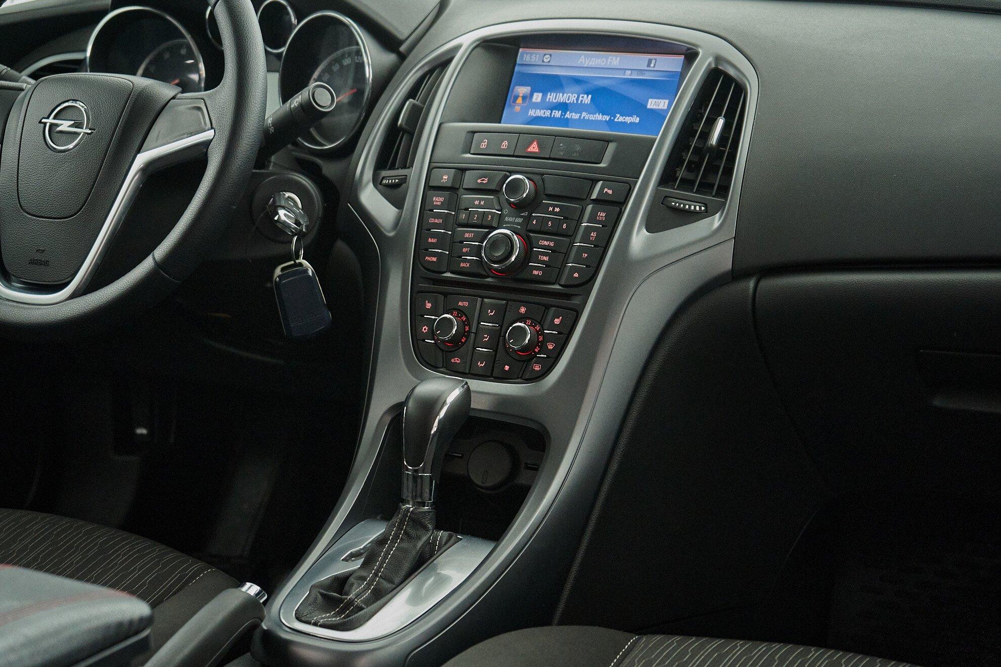 Opel Astra 2017, серый