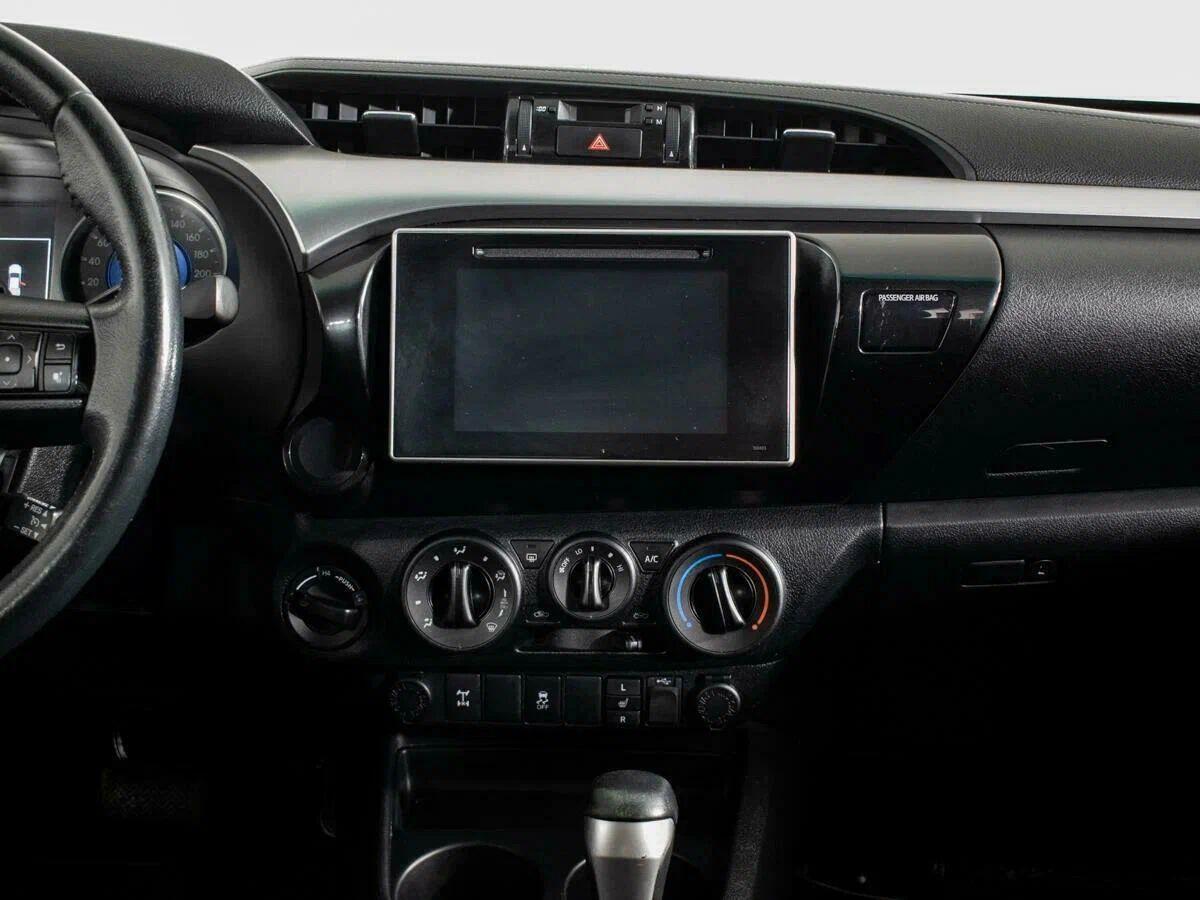 Toyota Hilux 2017, серый