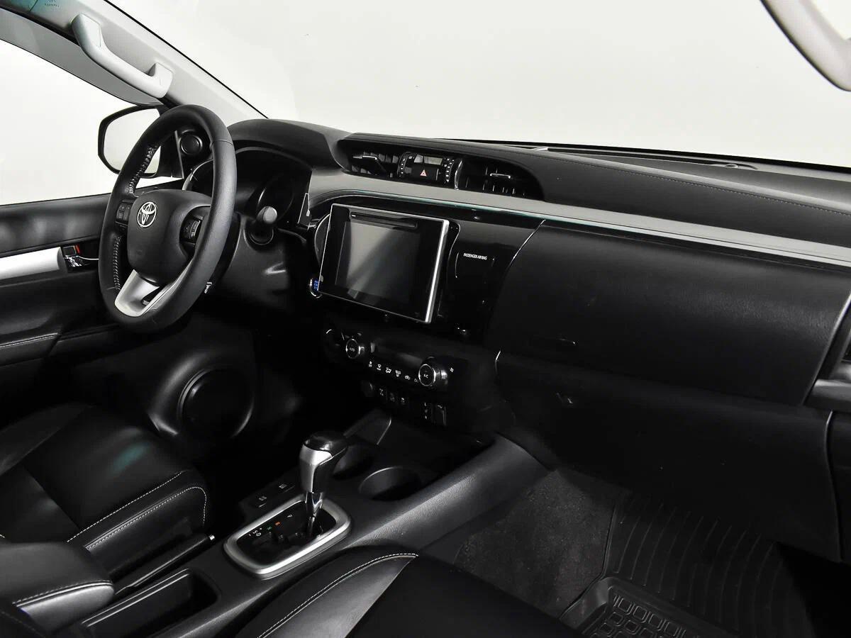 Toyota Hilux 2020, белый