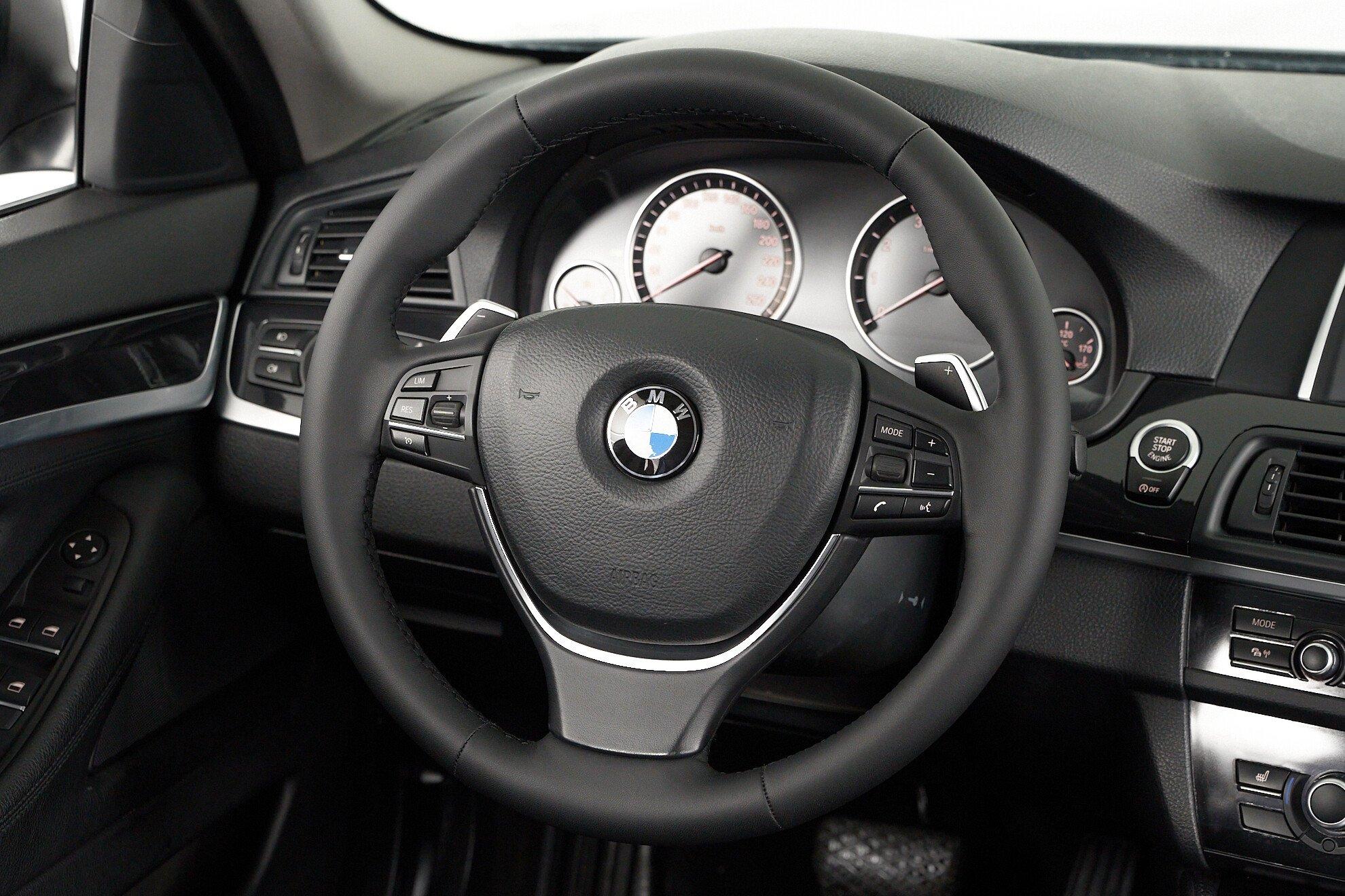 BMW 5 серии 2016, серый