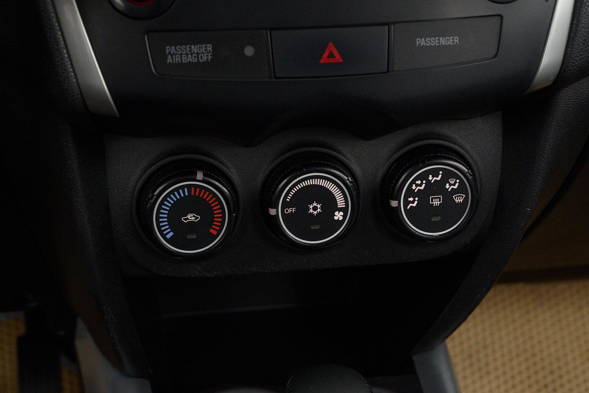 Mitsubishi ASX 2012, белый
