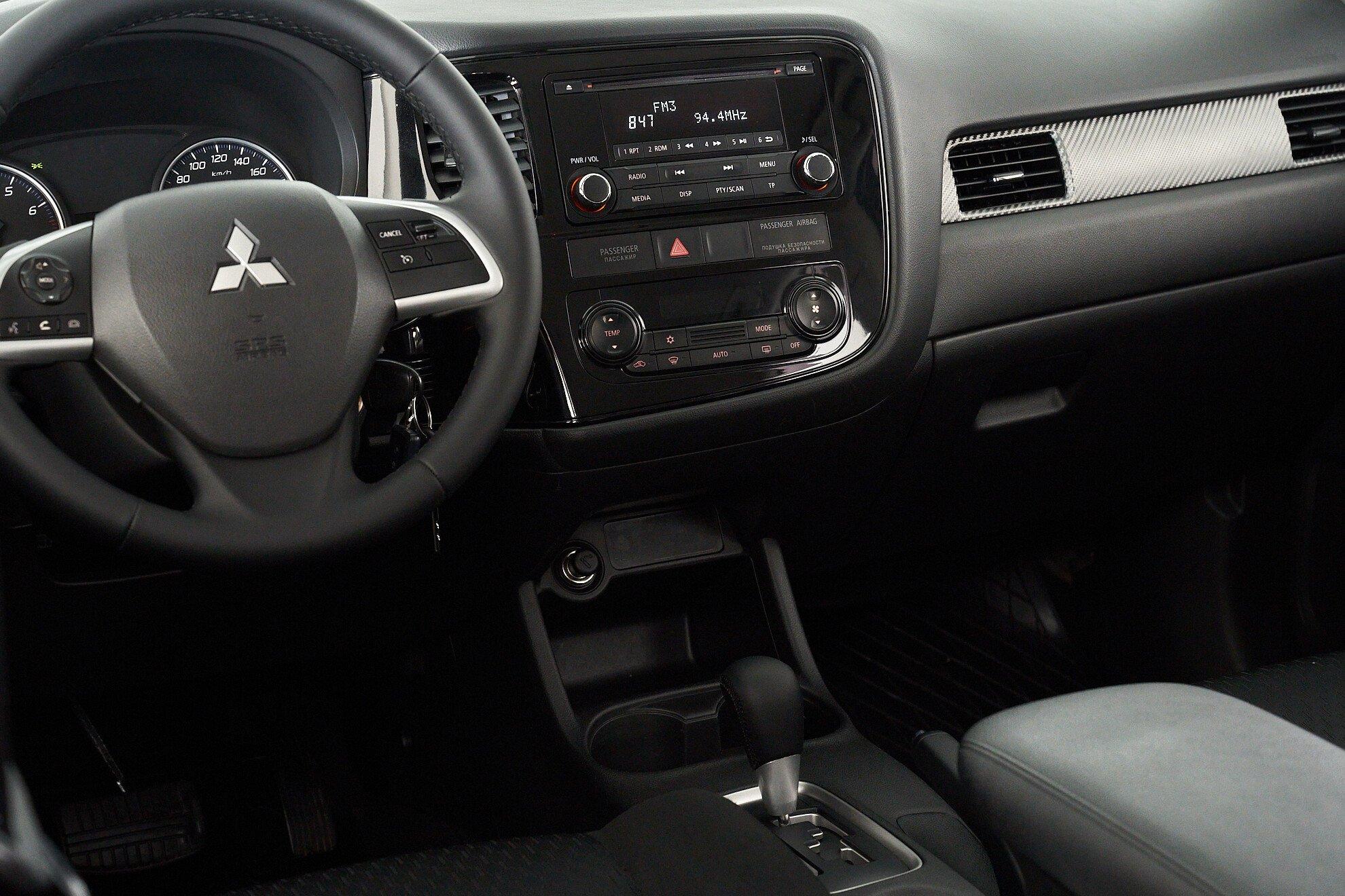 Mitsubishi Outlander 2013, черный