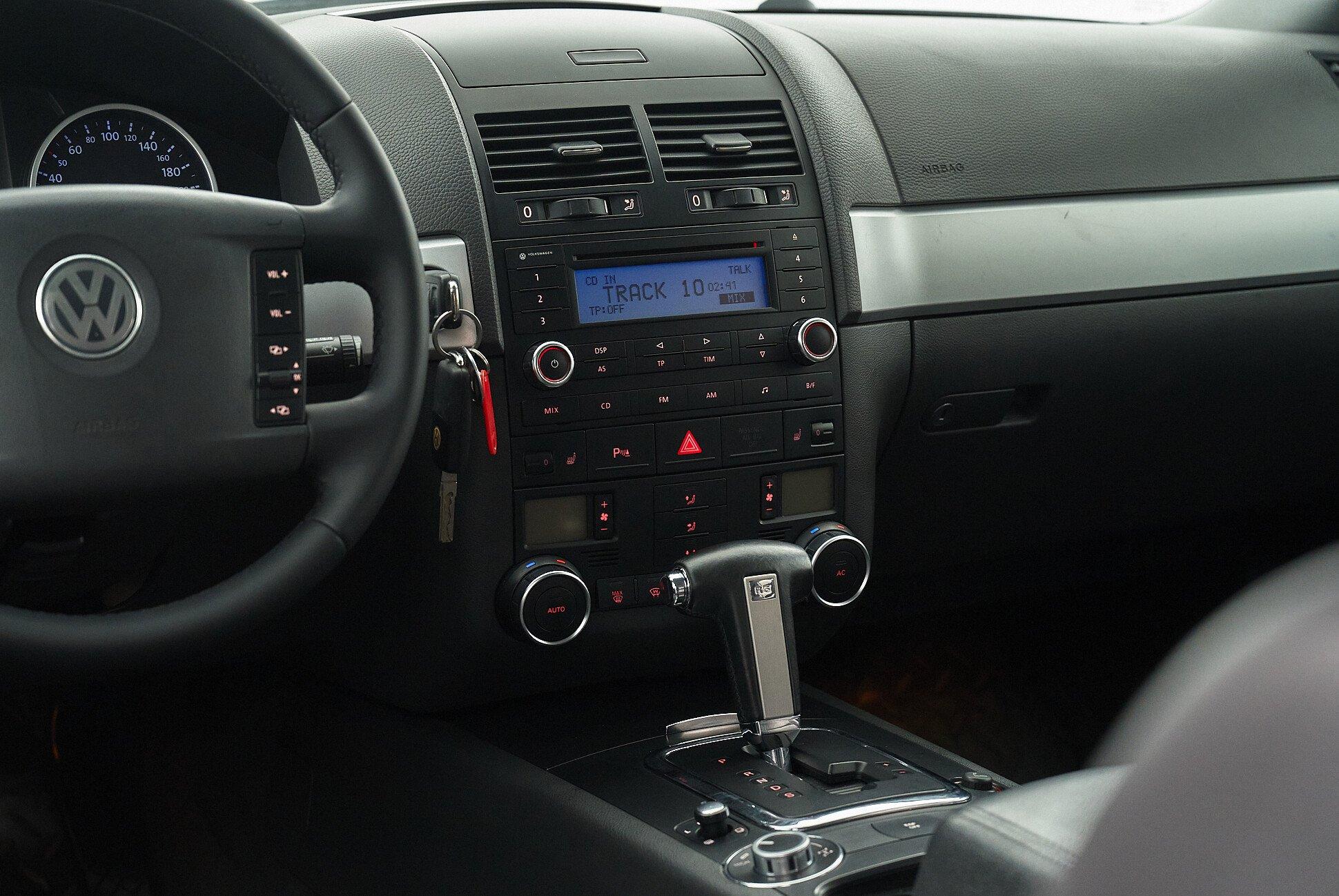 Volkswagen Touareg 2010, черный