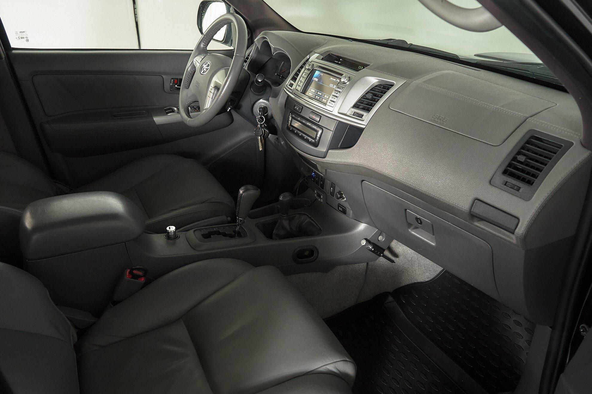 Toyota Hilux 2013, черный