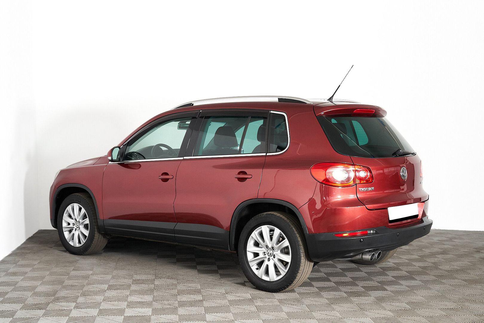 Volkswagen Tiguan 2010, красный