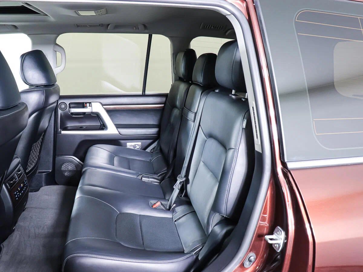 Toyota Land Cruiser 2018, красный