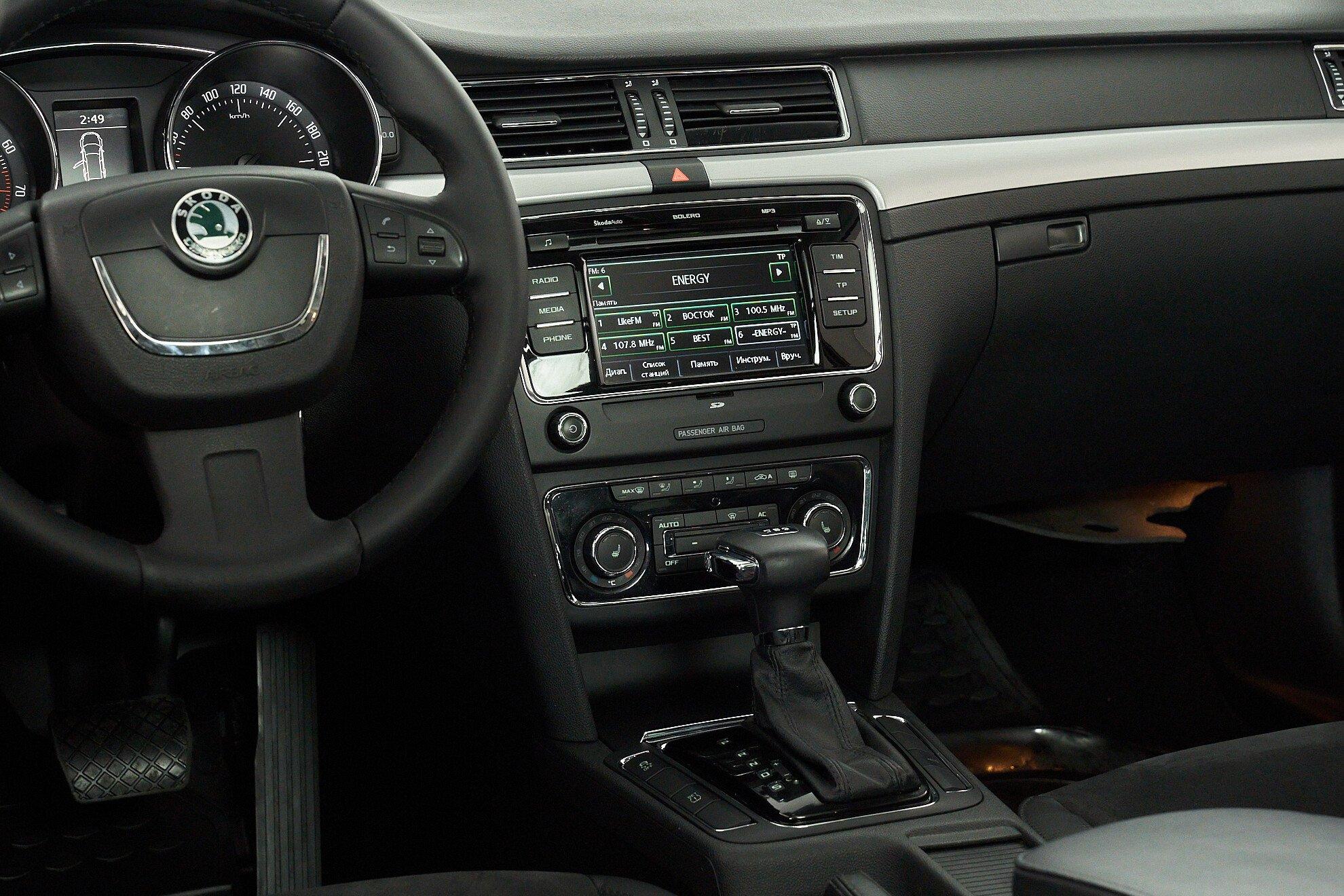 Skoda Superb 2011, черный