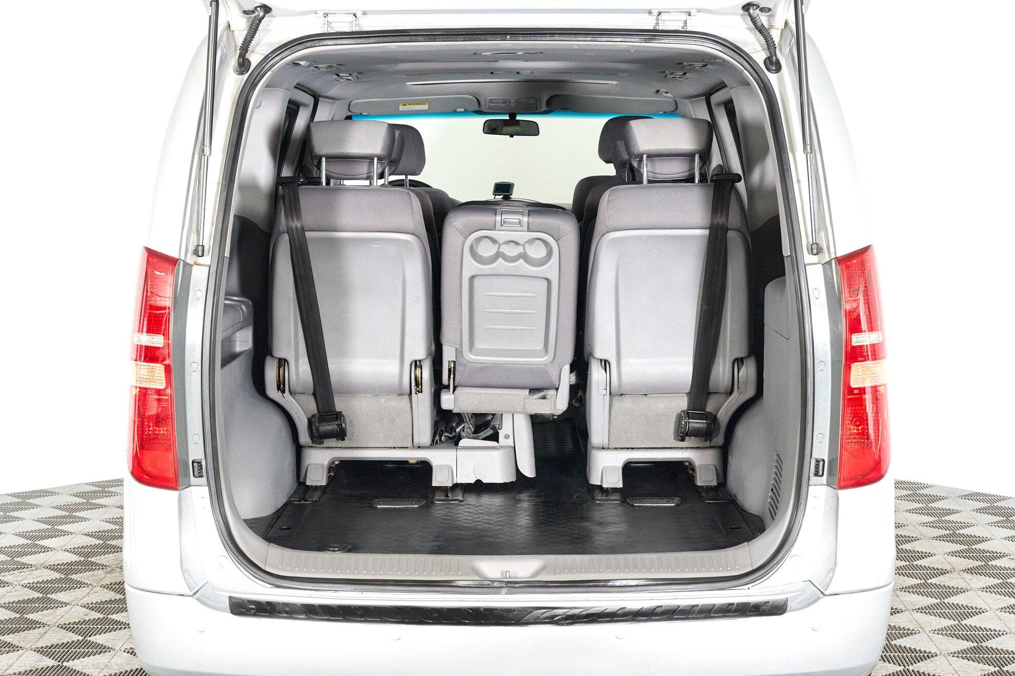 Hyundai Grand Starex 2010, серый