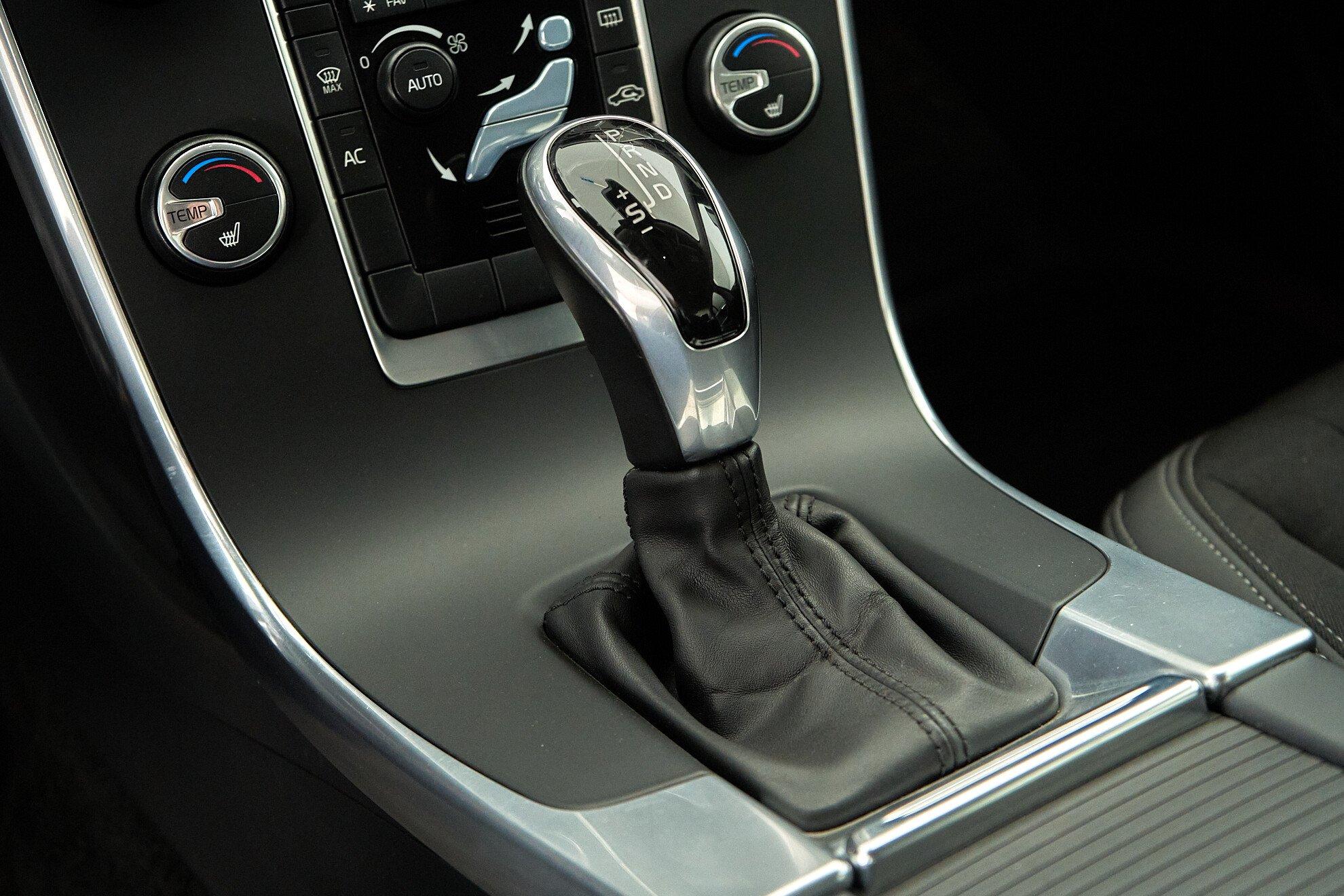 Volvo S60 2014, белый