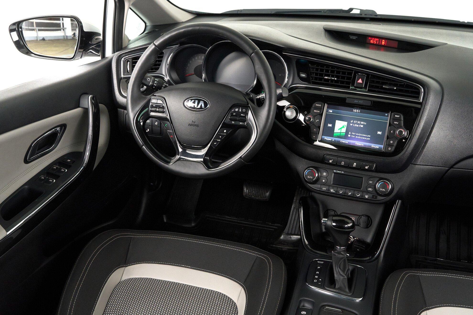 Kia Ceed 2017, белый