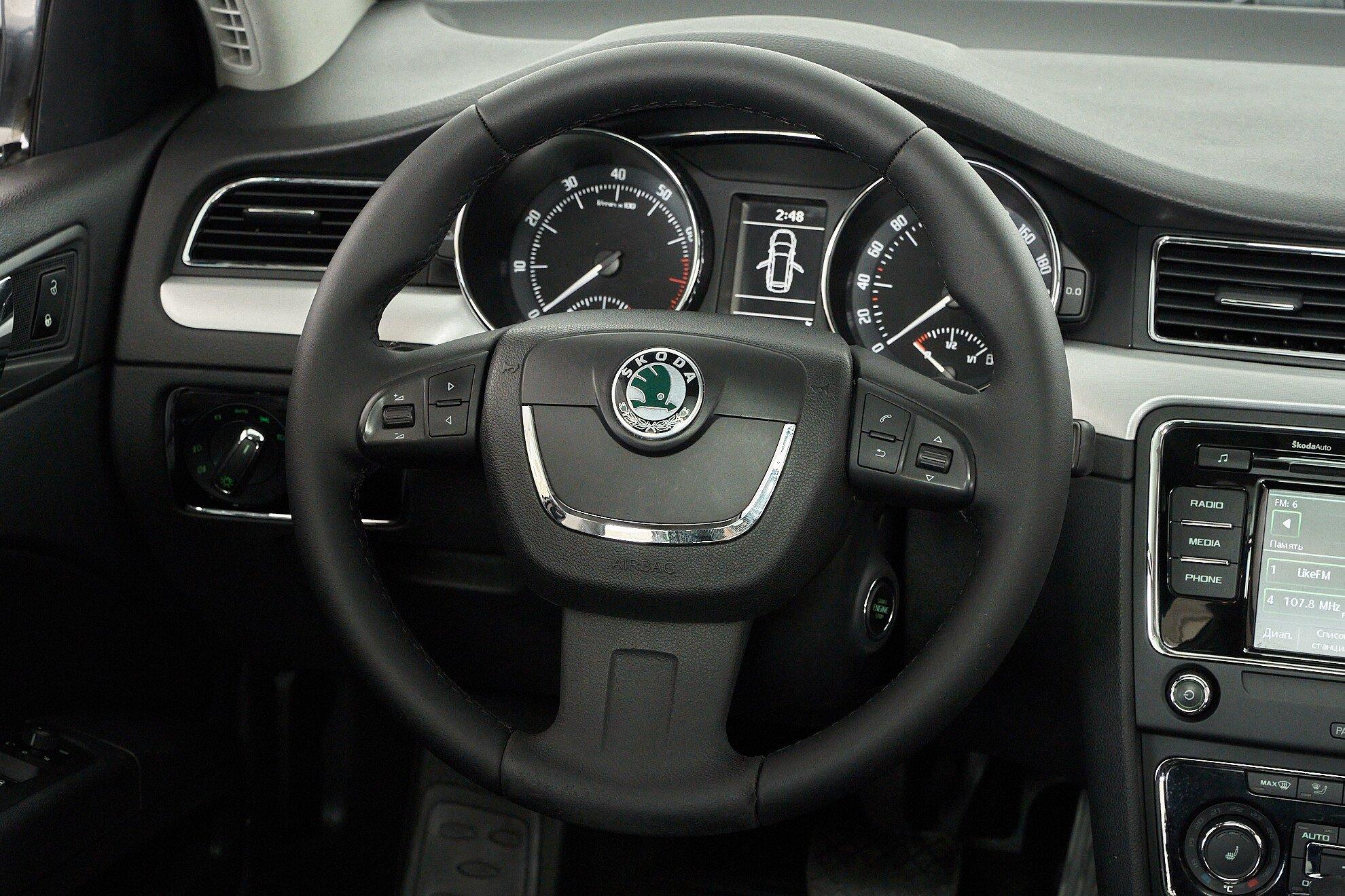 Skoda Superb 2011, черный