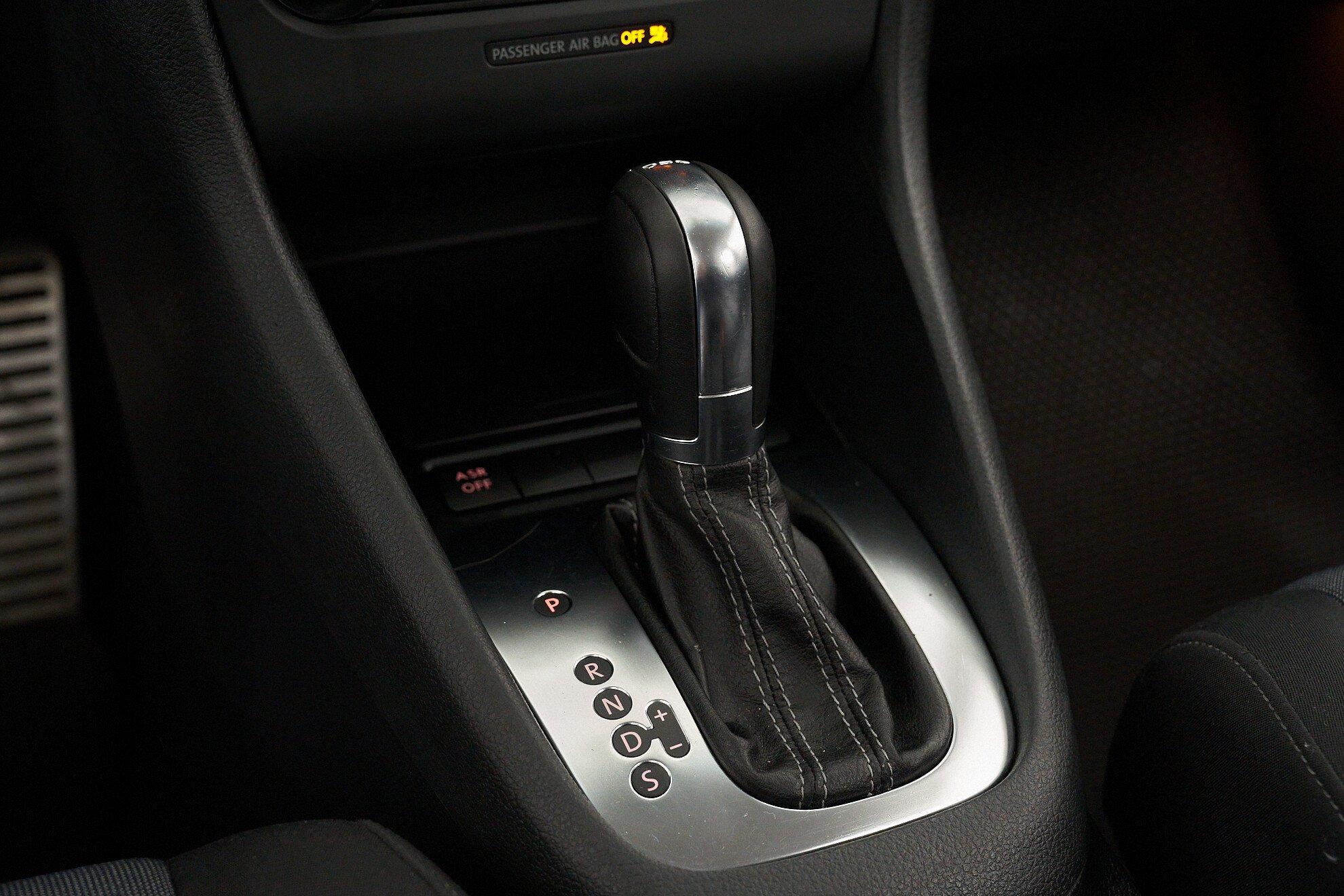 Volkswagen Golf 2012, черный