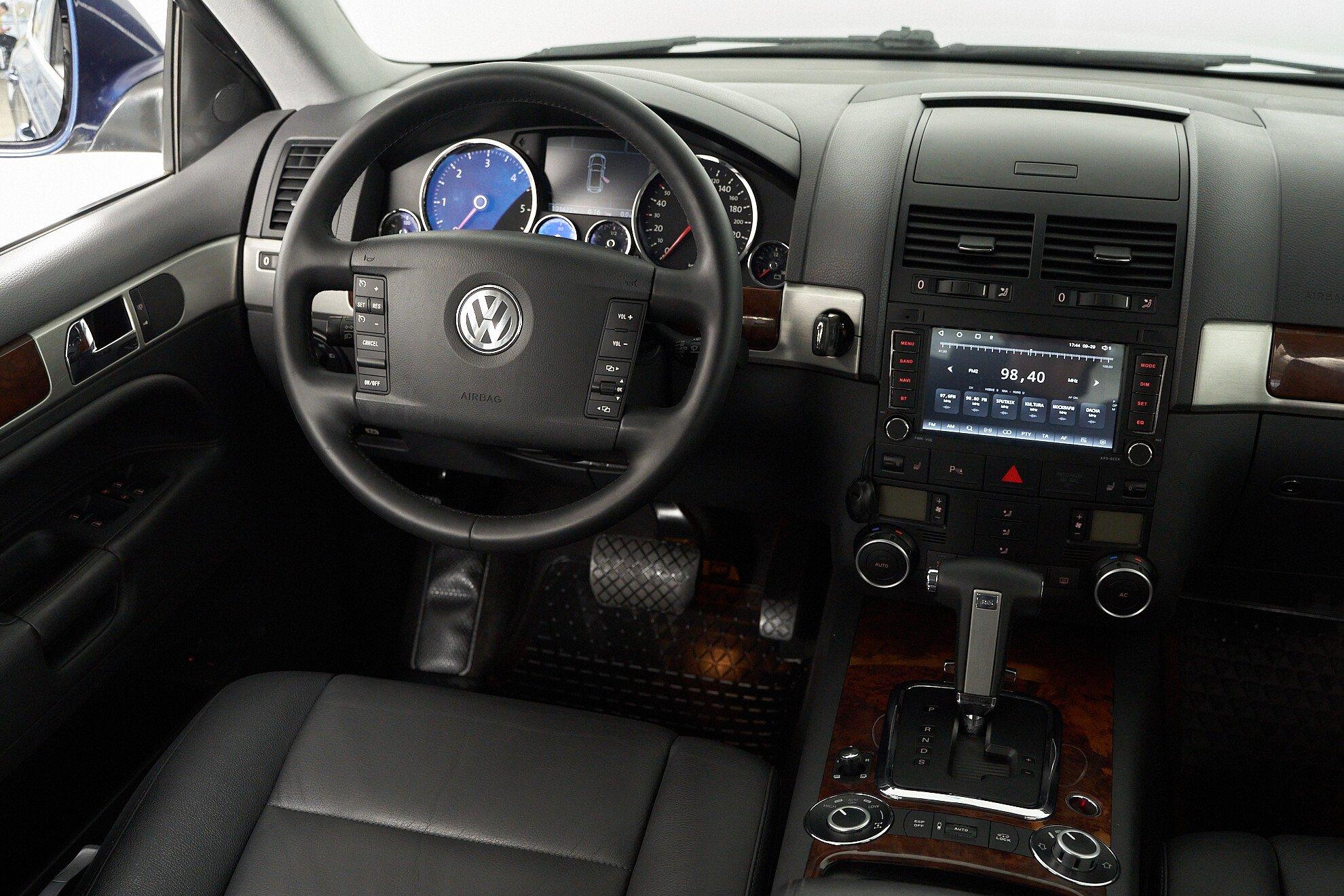 Volkswagen Touareg 2009, серый