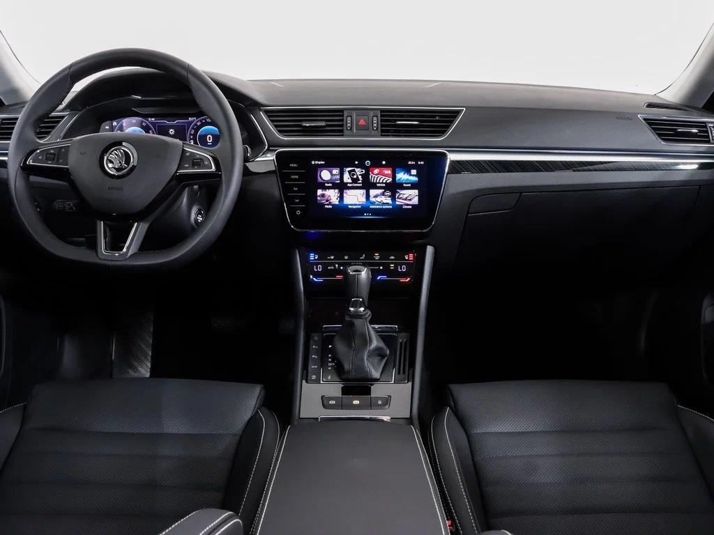 Skoda Superb 2023, серый