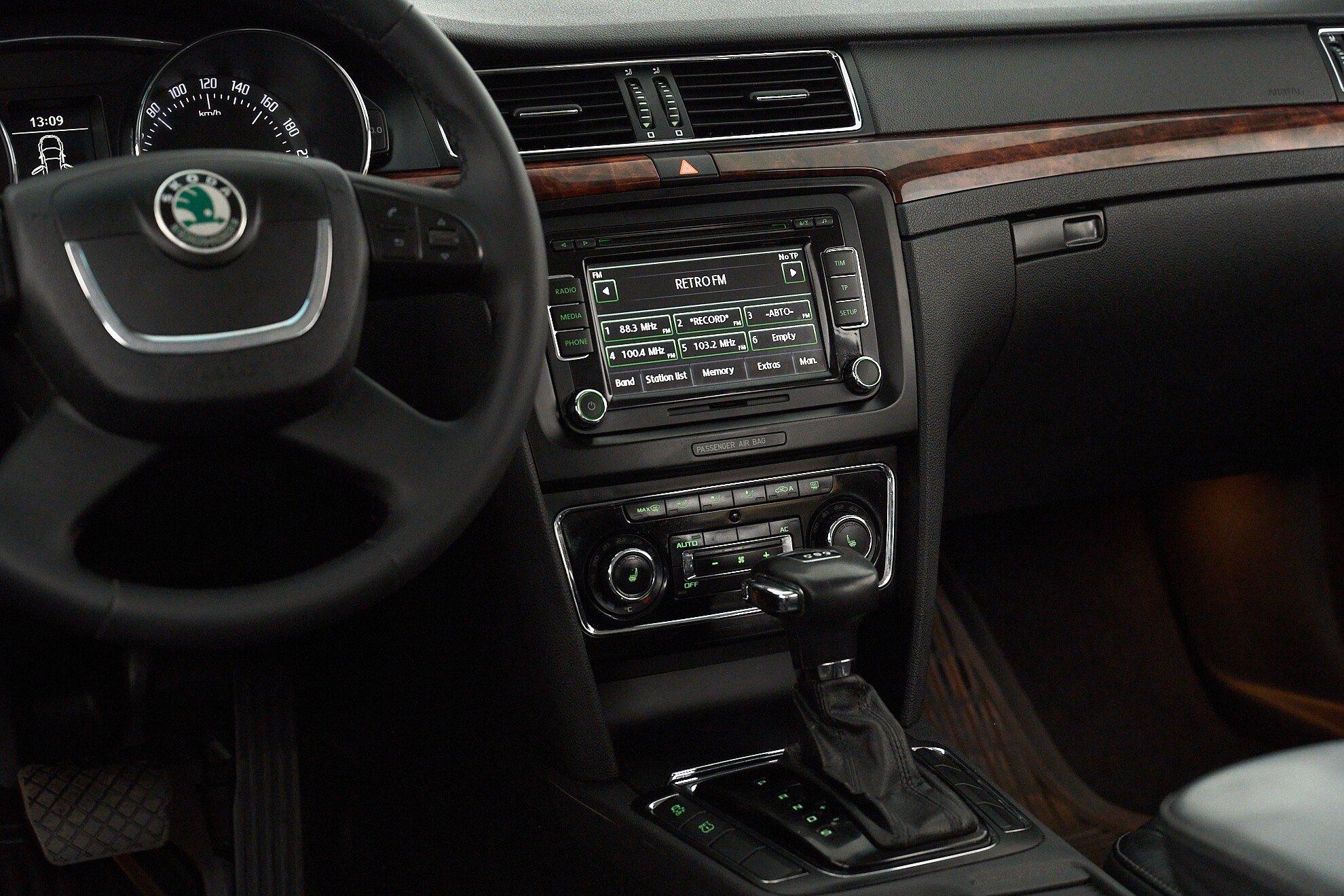 Skoda Superb 2011, коричневый