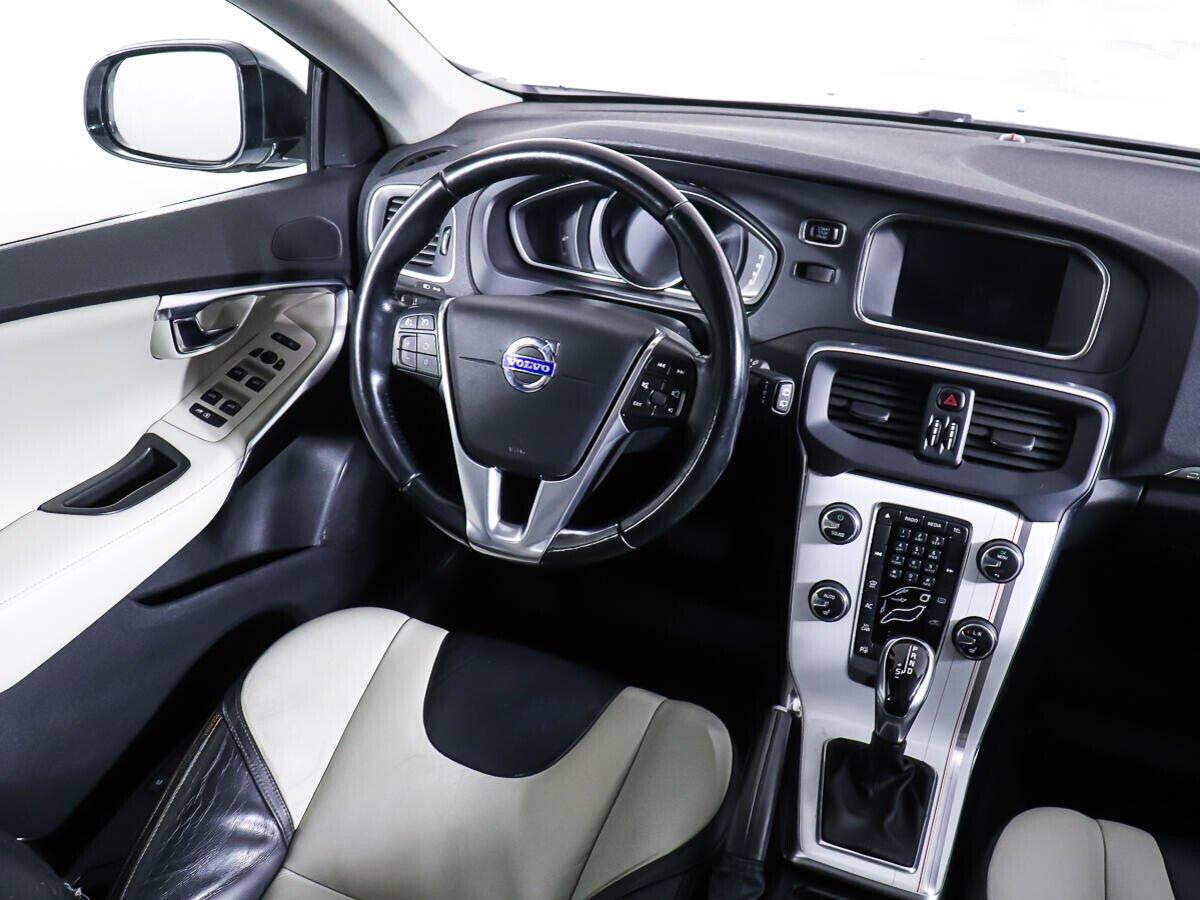 Volvo V40 Cross Country 2015, белый