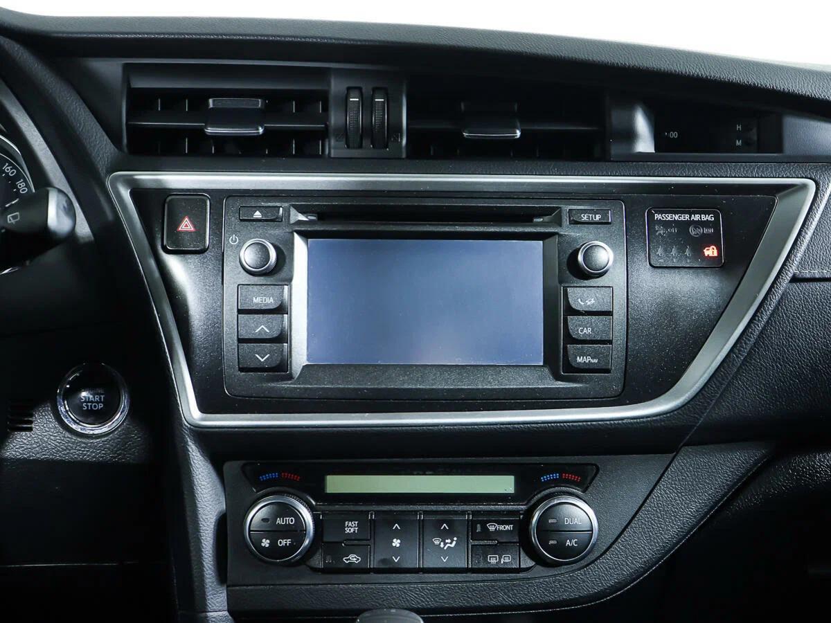 Toyota Auris 2014, серебряный