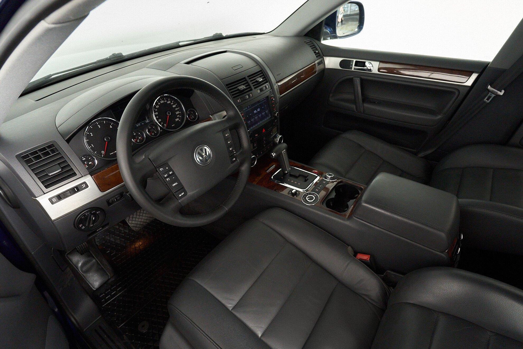 Volkswagen Touareg 2009, серый