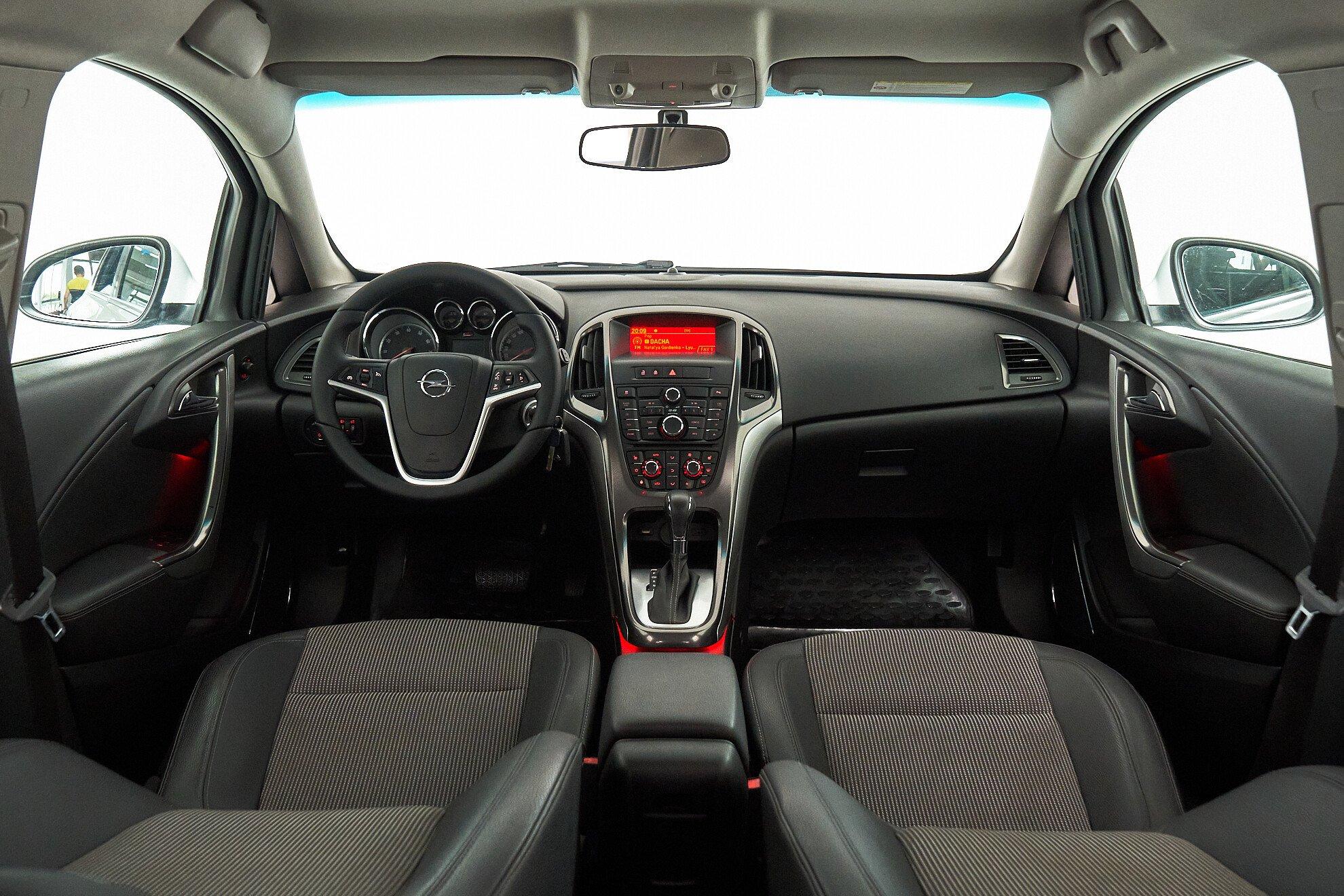 Opel Astra 2012, белый