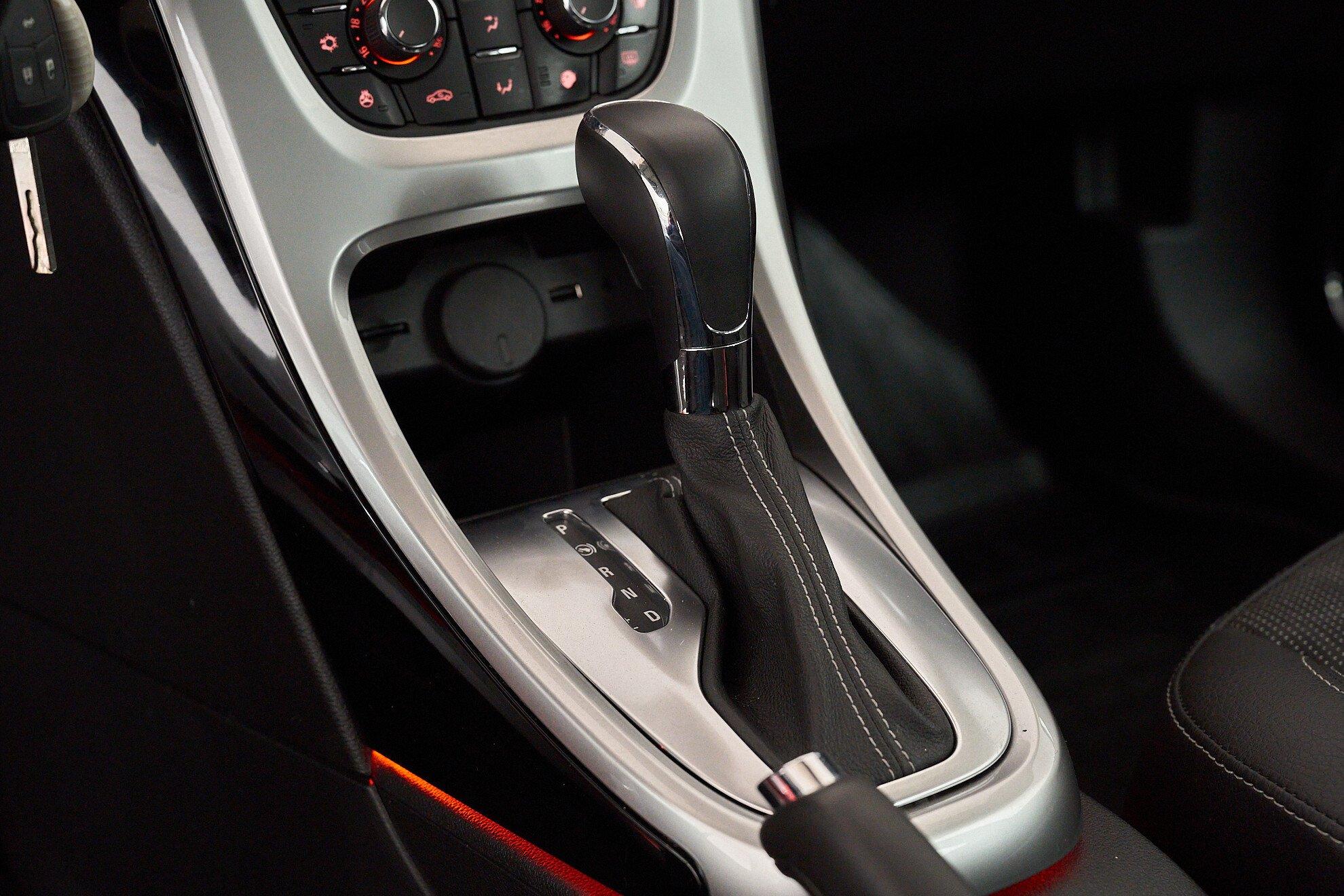Opel Astra 2013, красный