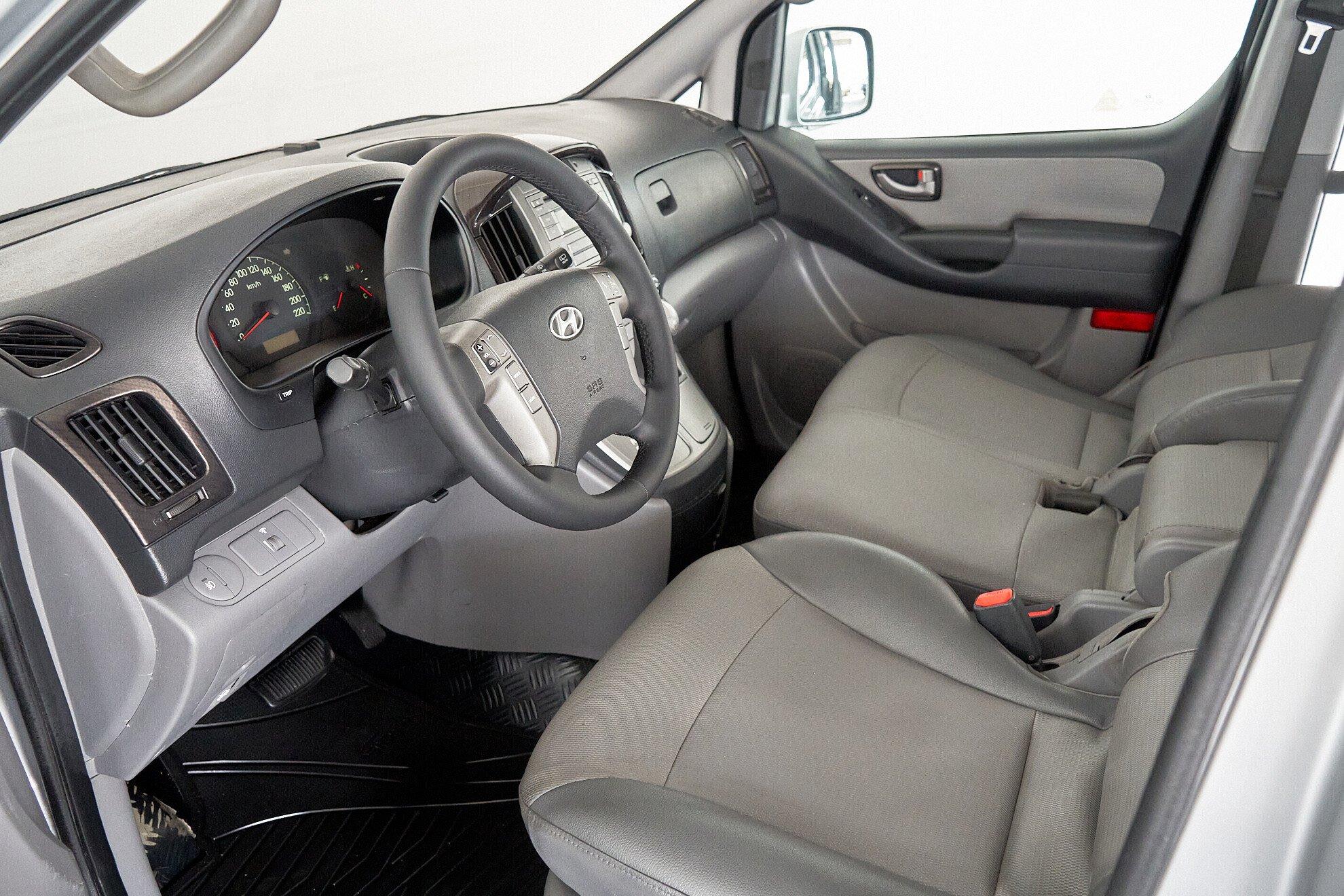 Hyundai Grand Starex 2012, серебряный