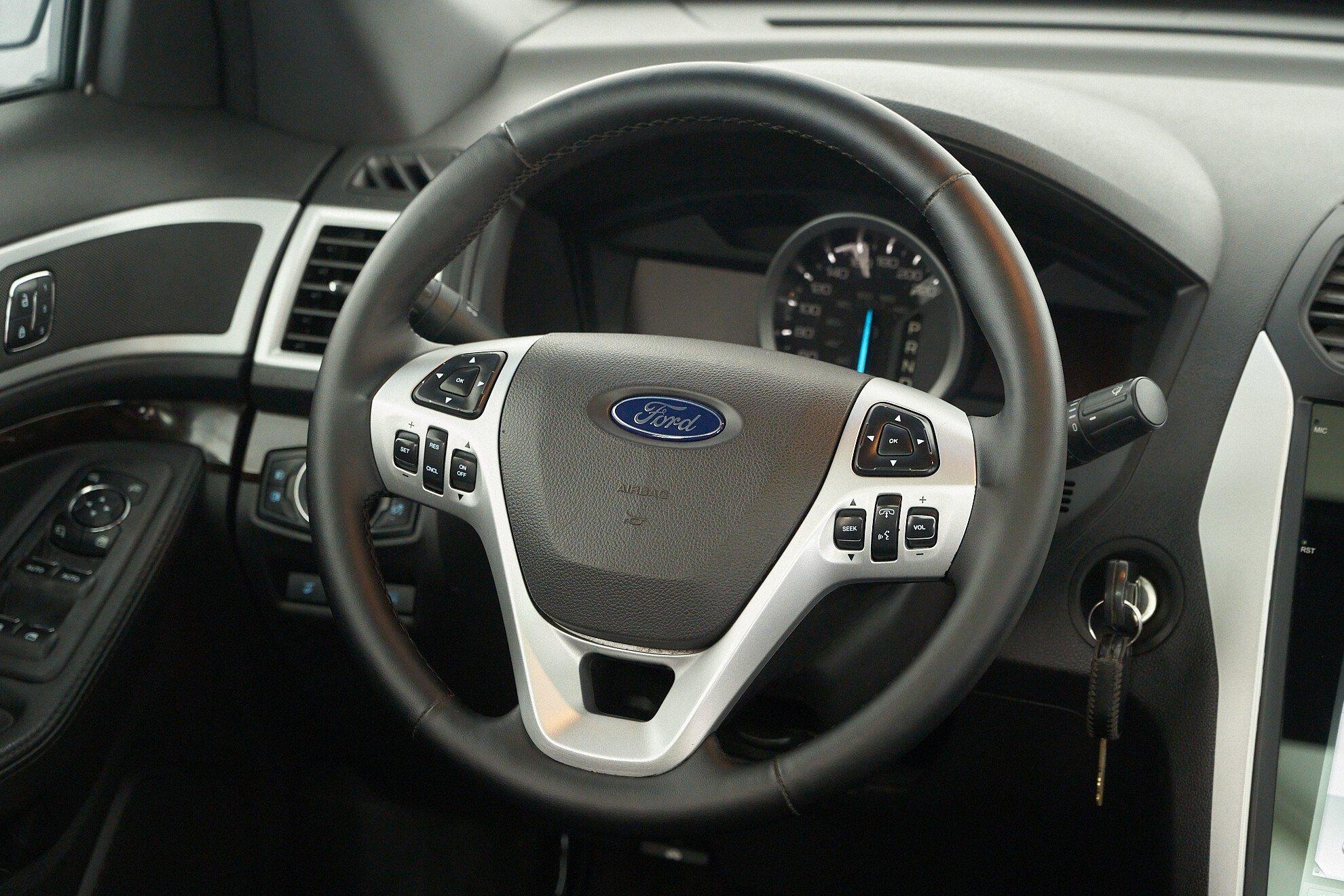 Ford Explorer 2013, белый