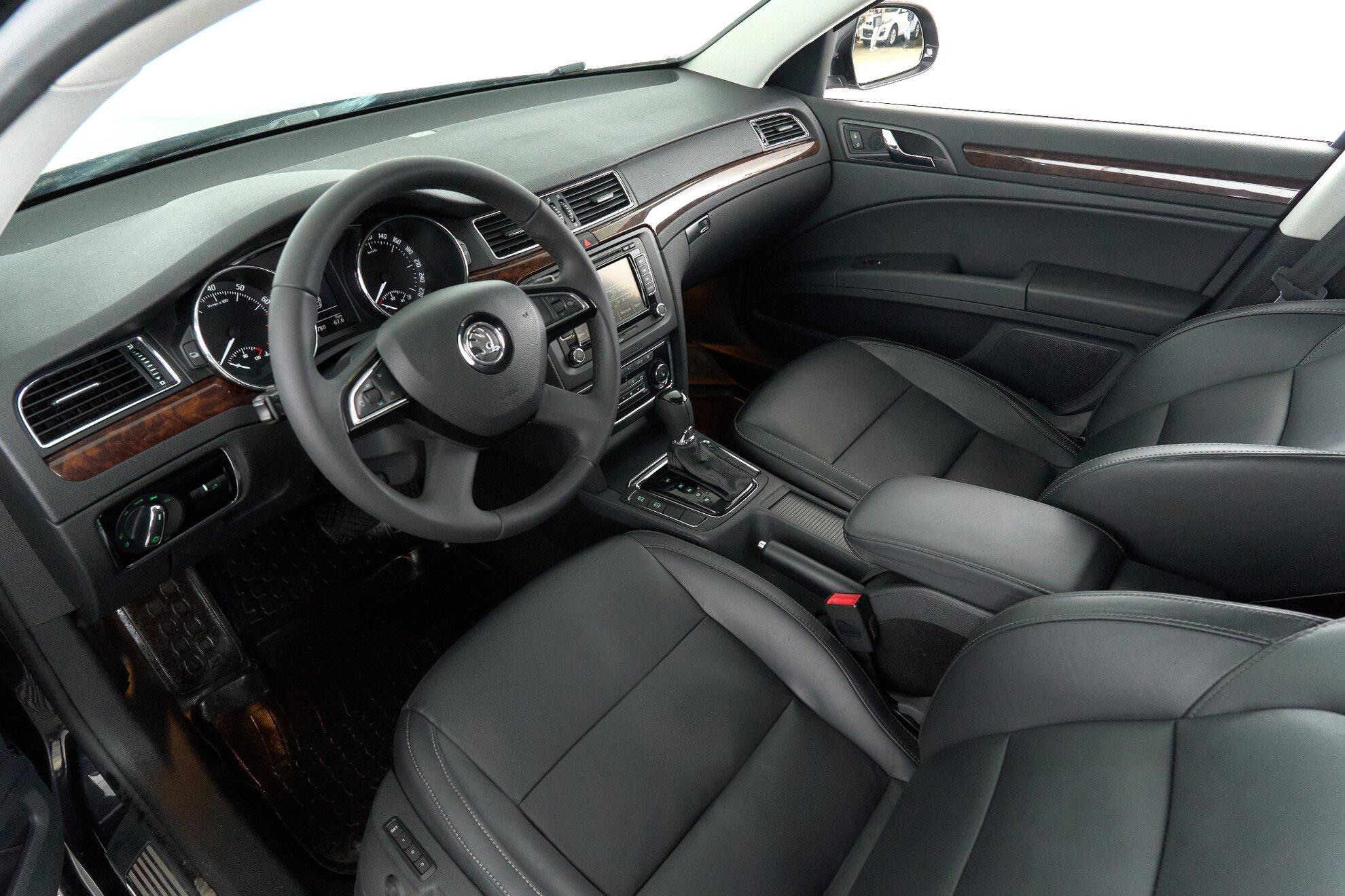 Skoda Superb 2014, черный