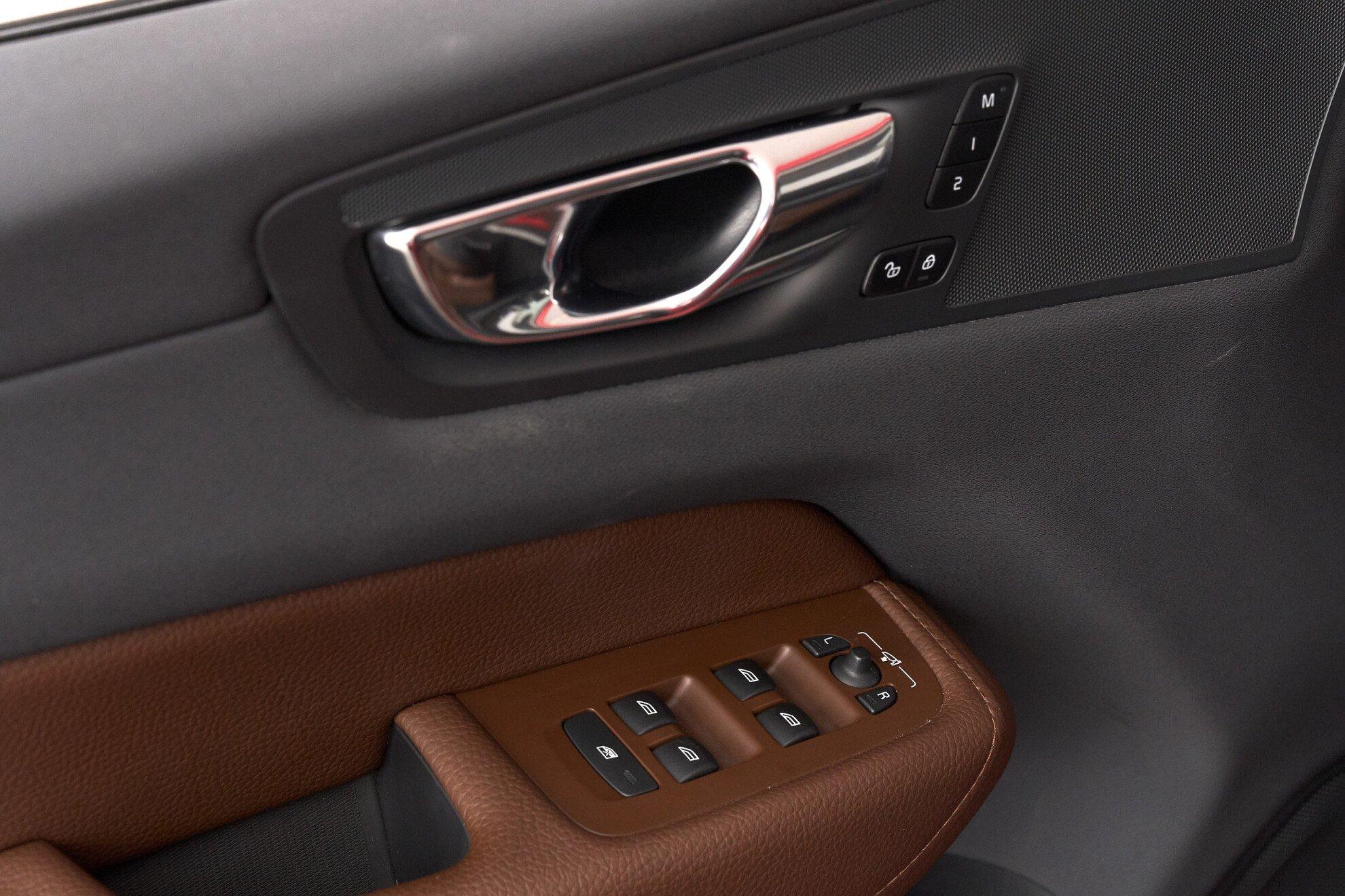 Volvo XC60 2019, красный