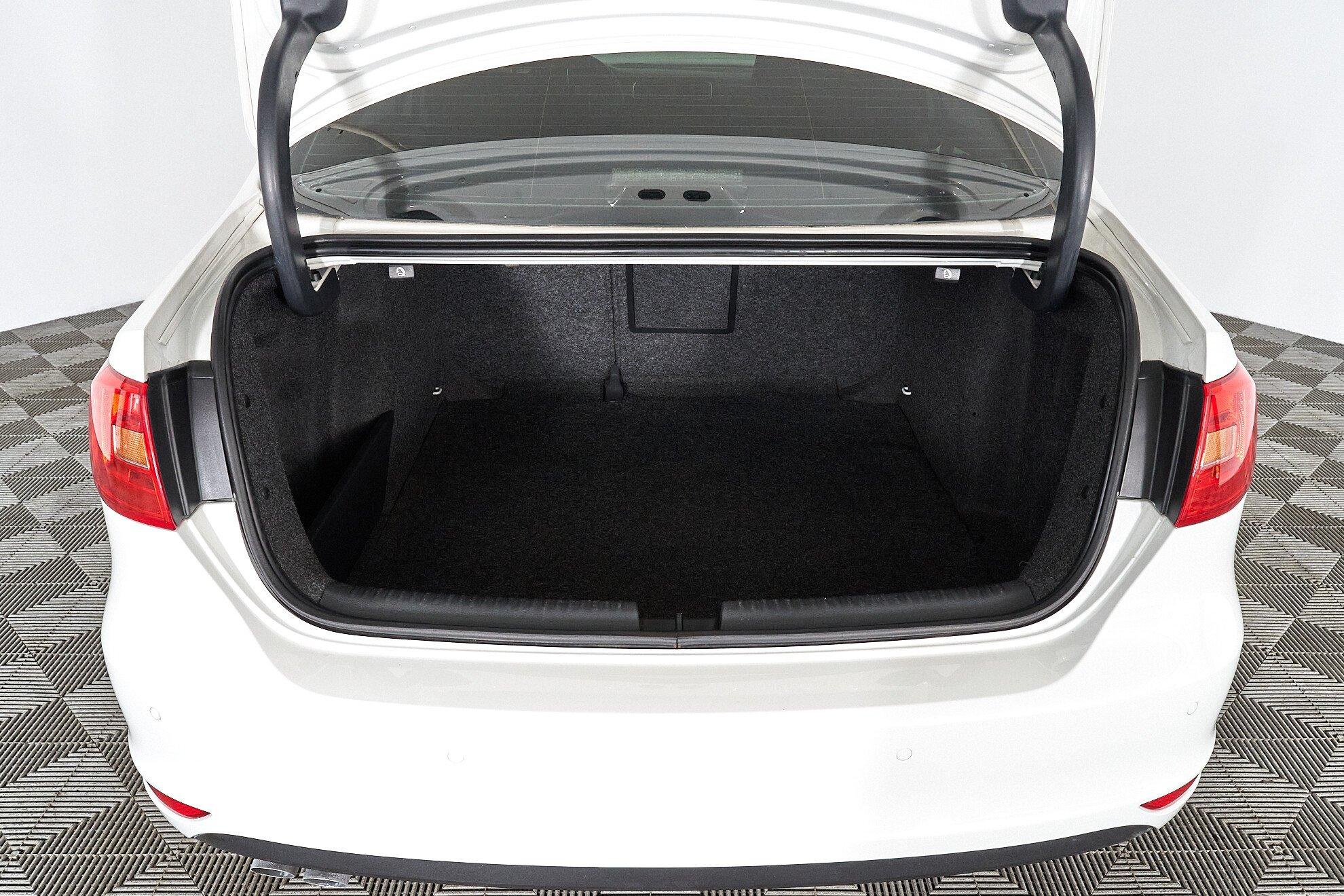 Volkswagen Jetta 2013, белый