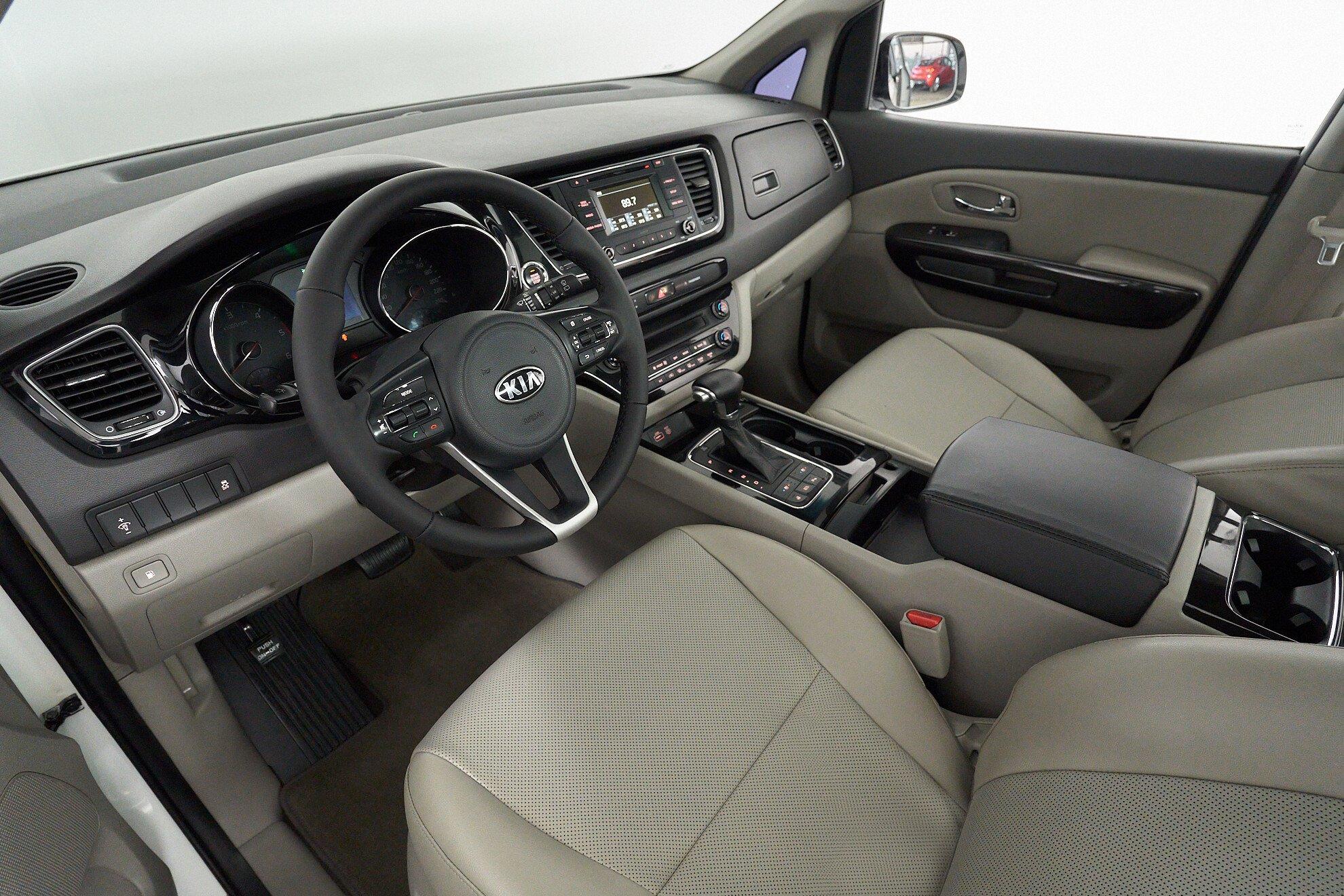 Kia Carnival 2016, белый