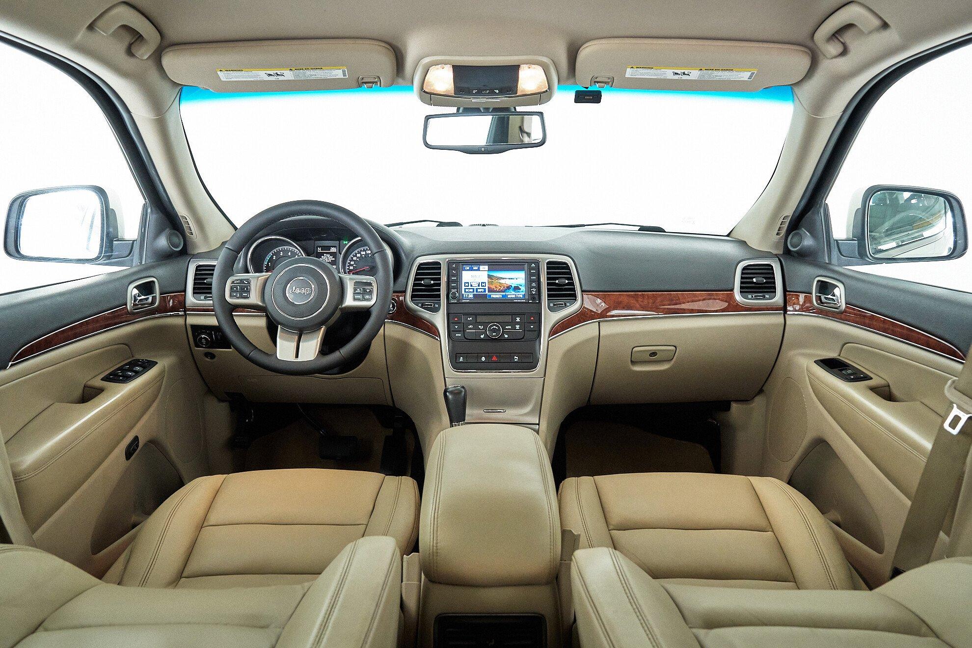 Jeep Grand Cherokee 2010, белый