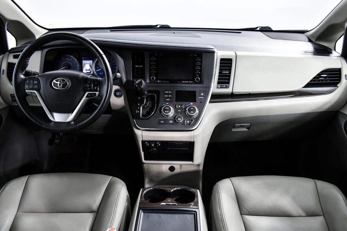 Toyota Sienna 2018, черный