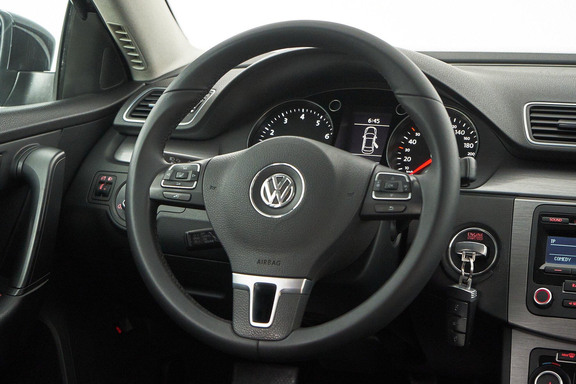 Volkswagen Passat 2011, серый