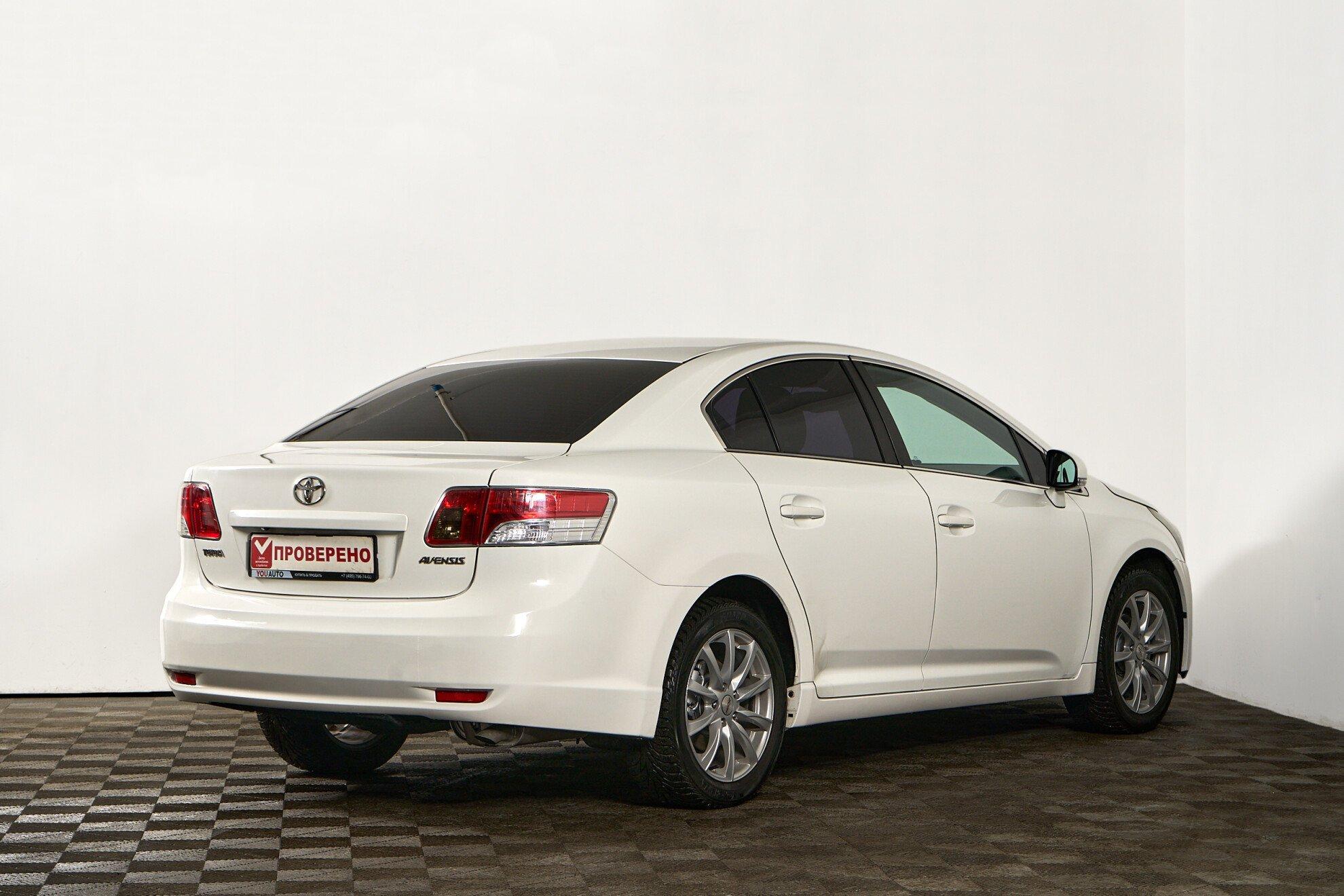 Toyota Avensis 2010, белый