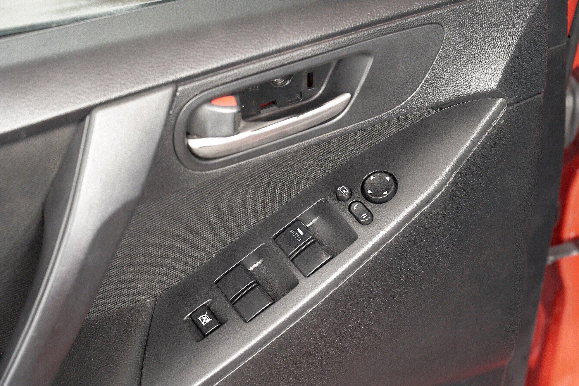 Mazda 3 2011, красный