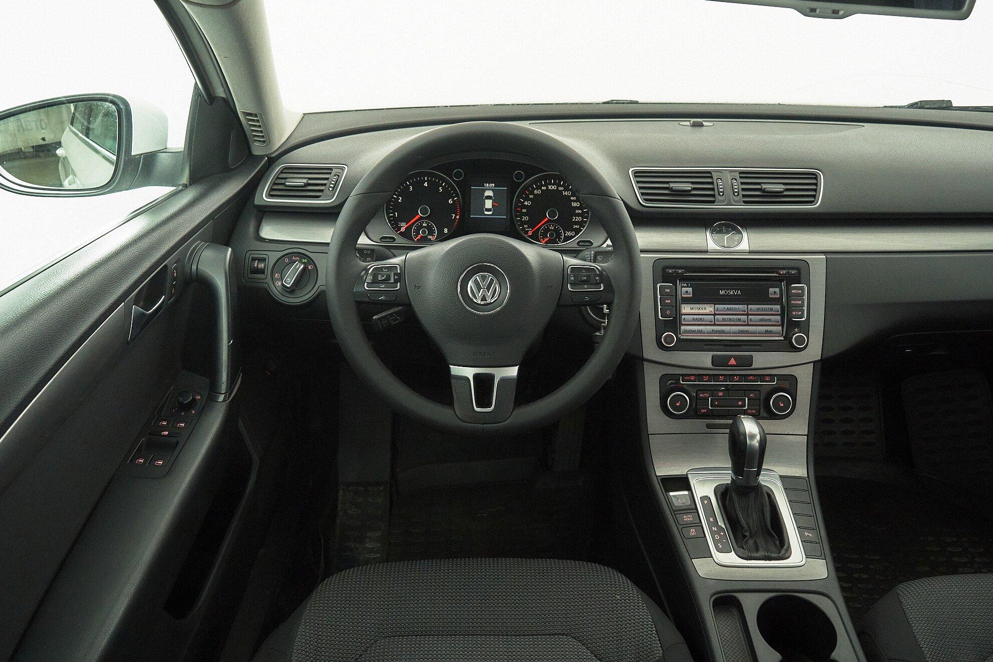 Volkswagen Passat 2011, белый