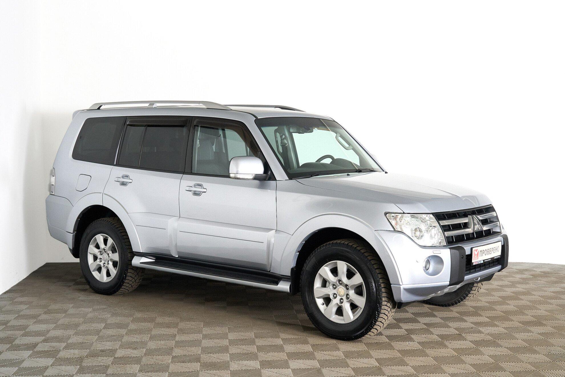 Mitsubishi Pajero 2010, серебряный