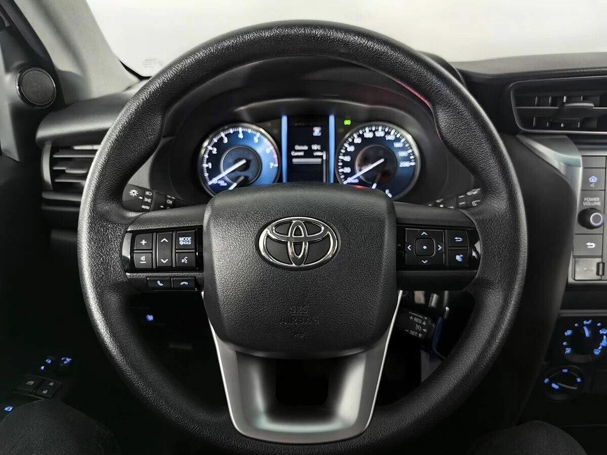 Toyota Fortuner 2021, белый
