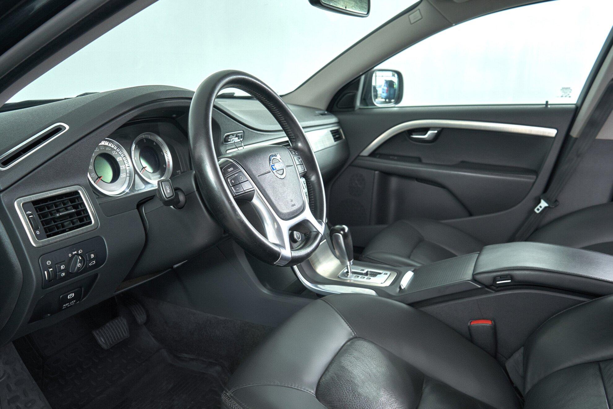 Volvo XC70 2011, черный