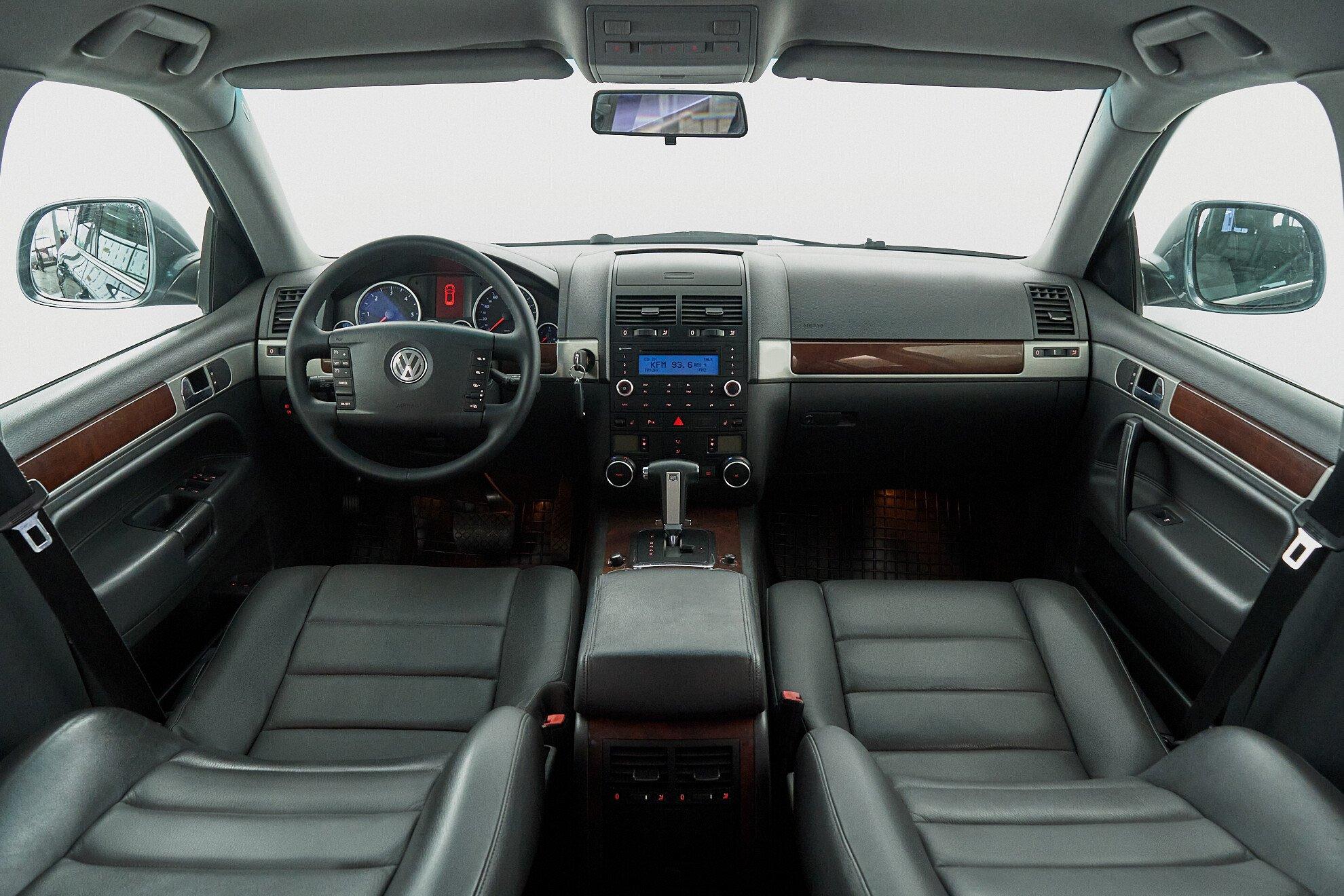 Volkswagen Touareg 2009, серый